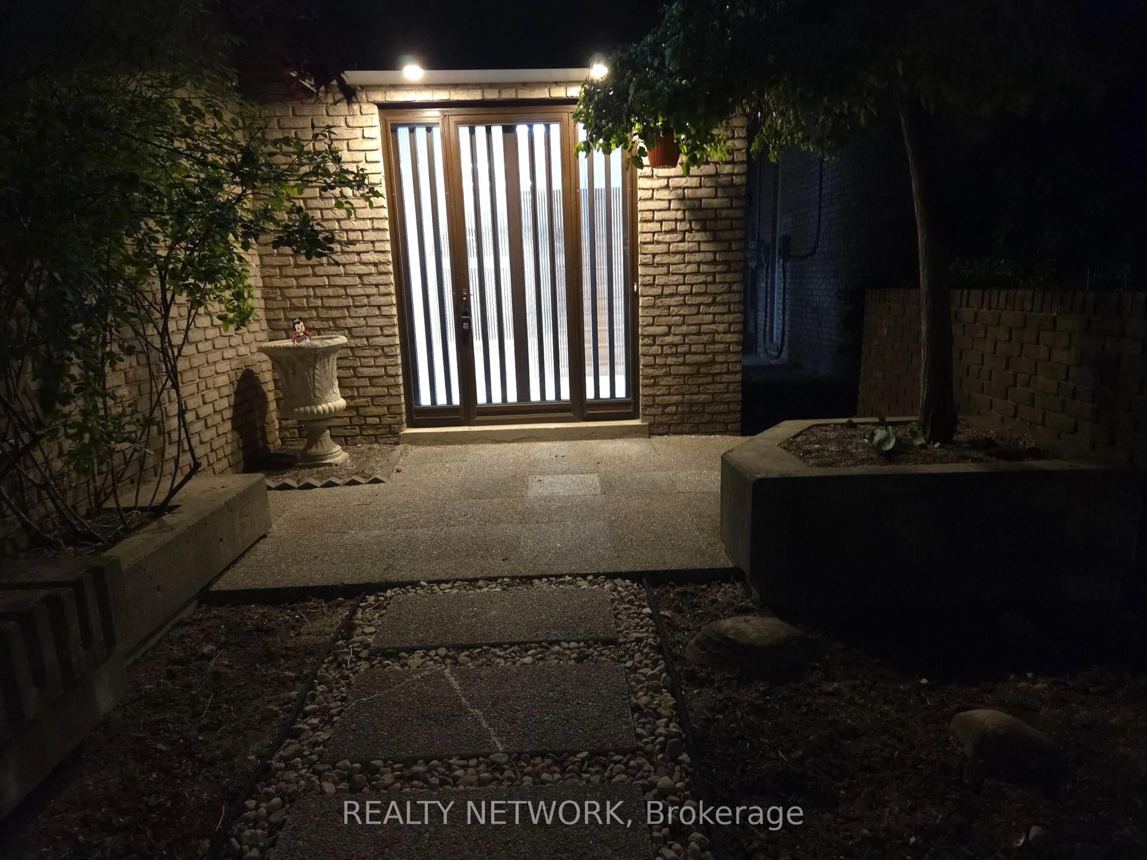 A pic from outside/outdoor area/front of a property/back of a property/a pic from drone, street for 89 Elmsthorpe Ave, Toronto Ontario M5P 2L8