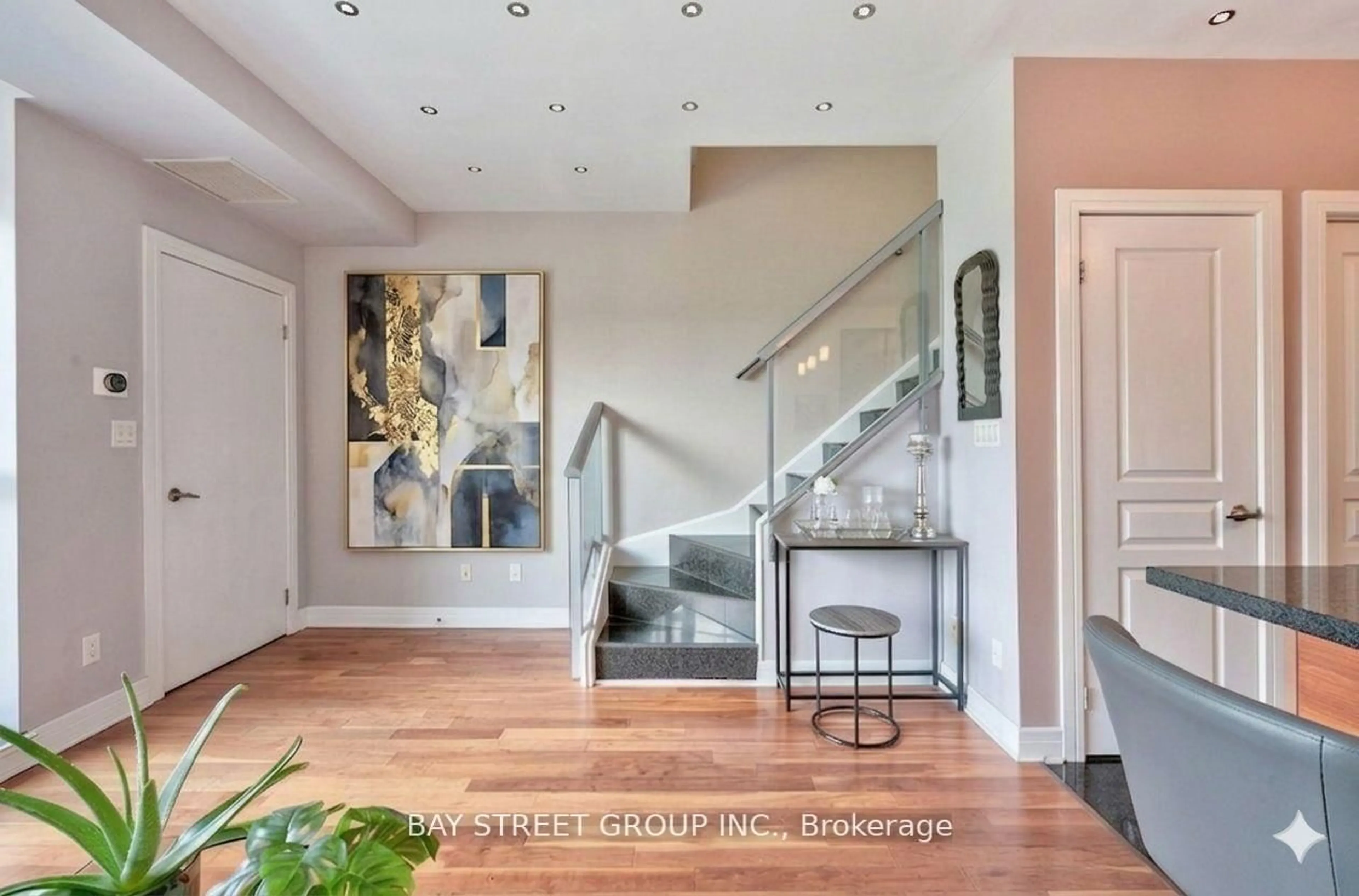 Indoor entryway for 1 Avondale Ave #Uph3, Toronto Ontario M2N 7J1