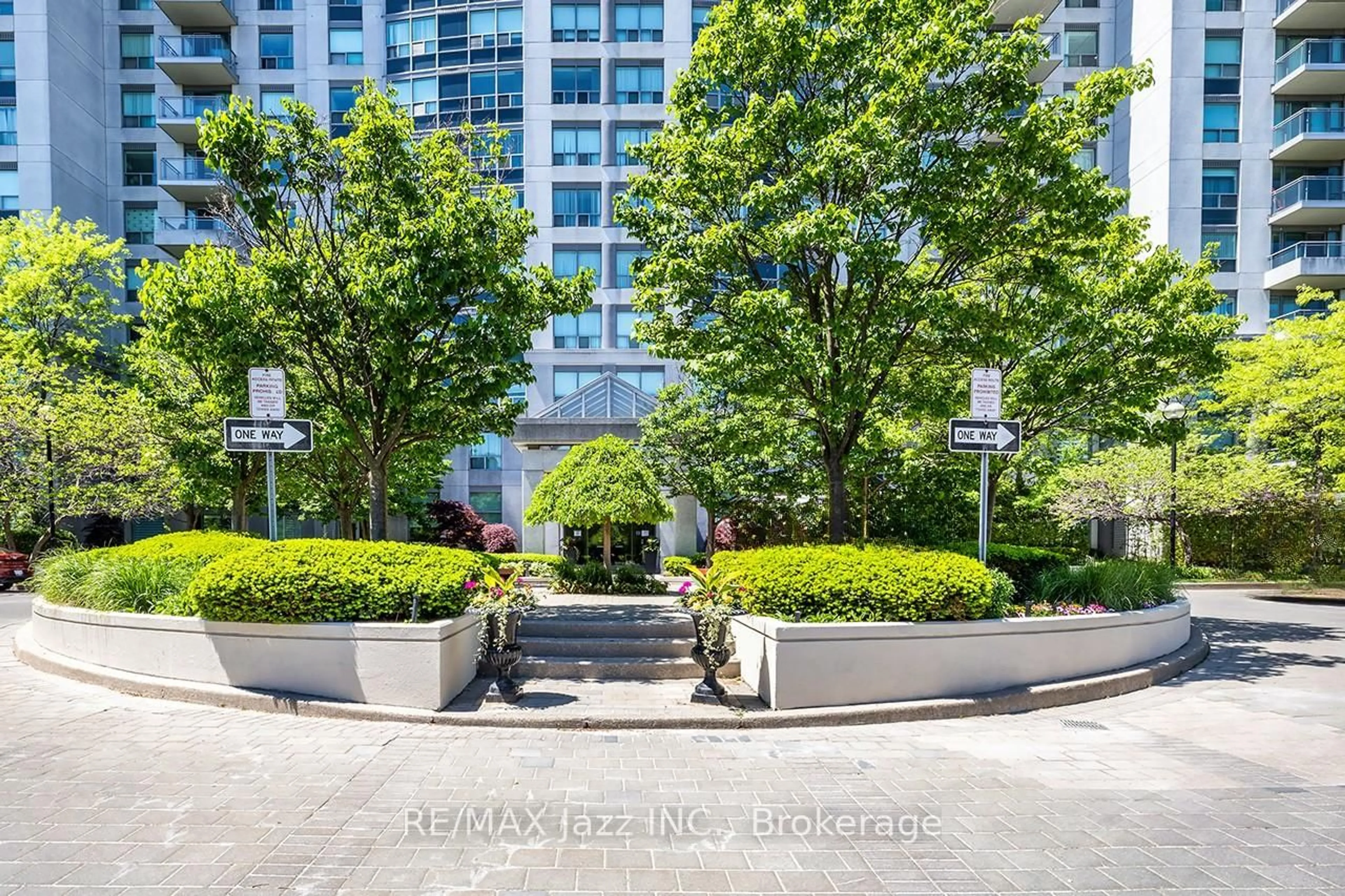 Indoor foyer for 188 Doris Ave #1407, Toronto Ontario M2N 6Z5