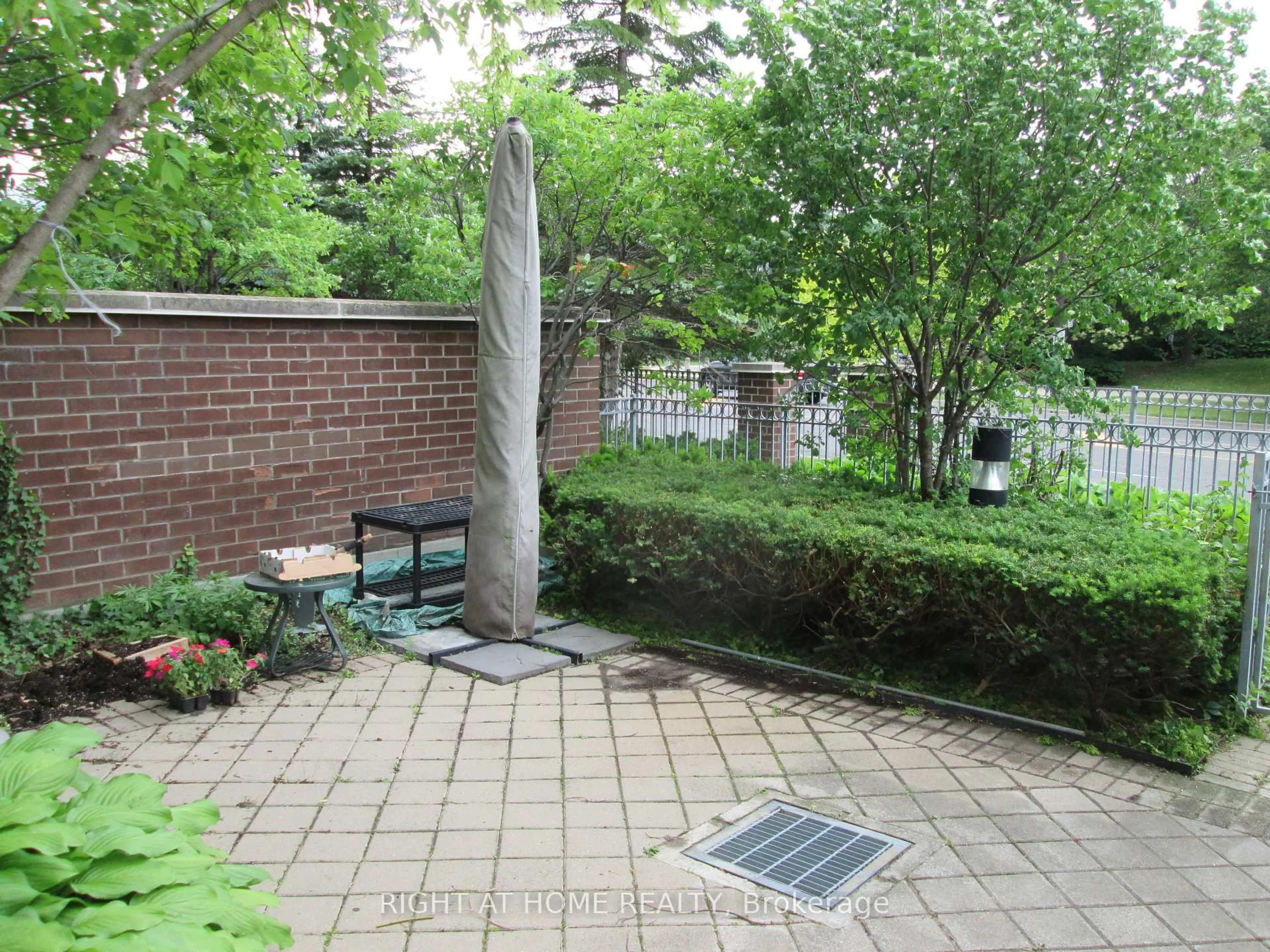 Patio, street for 233 Beecroft Rd #111, Toronto Ontario M2N 6Z9