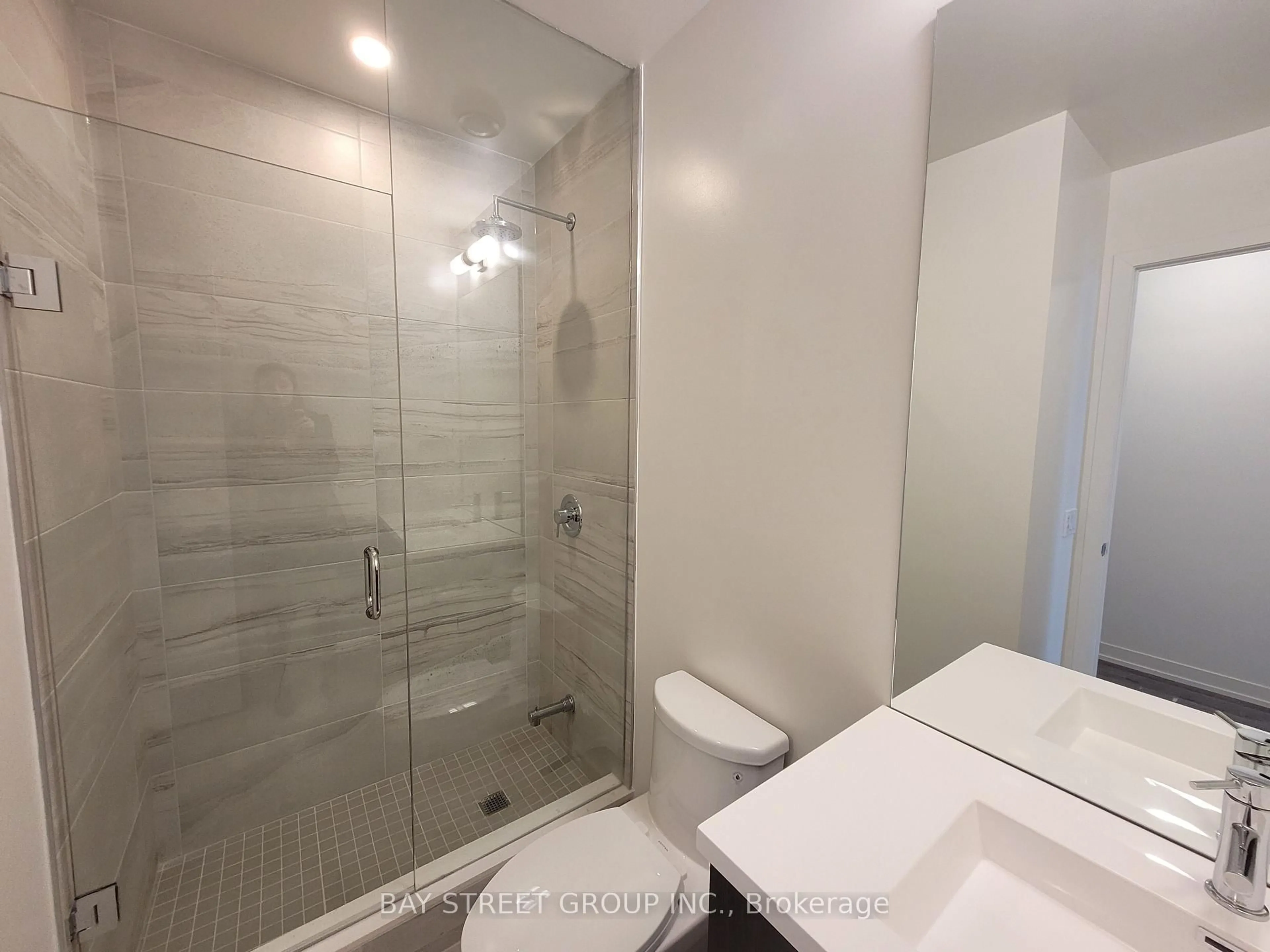 Standard bathroom, ceramic/tile floor for 138 Downes St #806, Toronto Ontario M5E 0E4