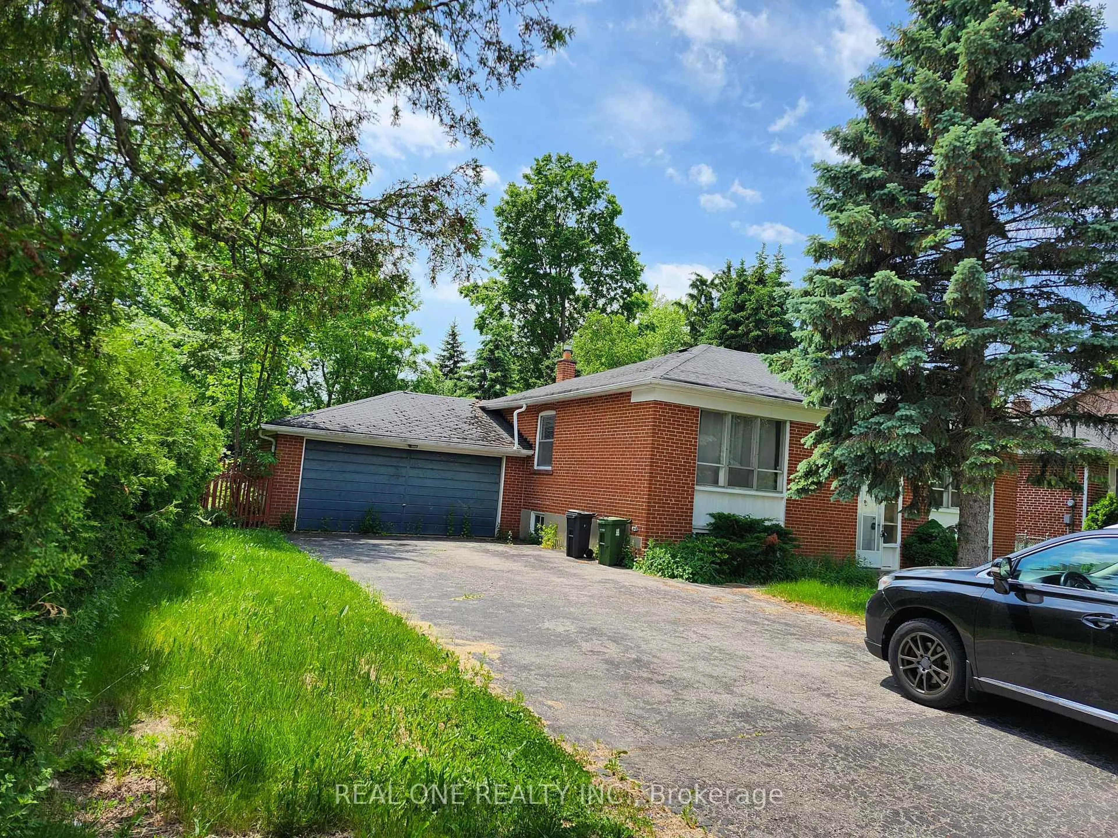 A pic from outside/outdoor area/front of a property/back of a property/a pic from drone, street for 33 Urbandale Ave, Toronto Ontario M2M 2G9