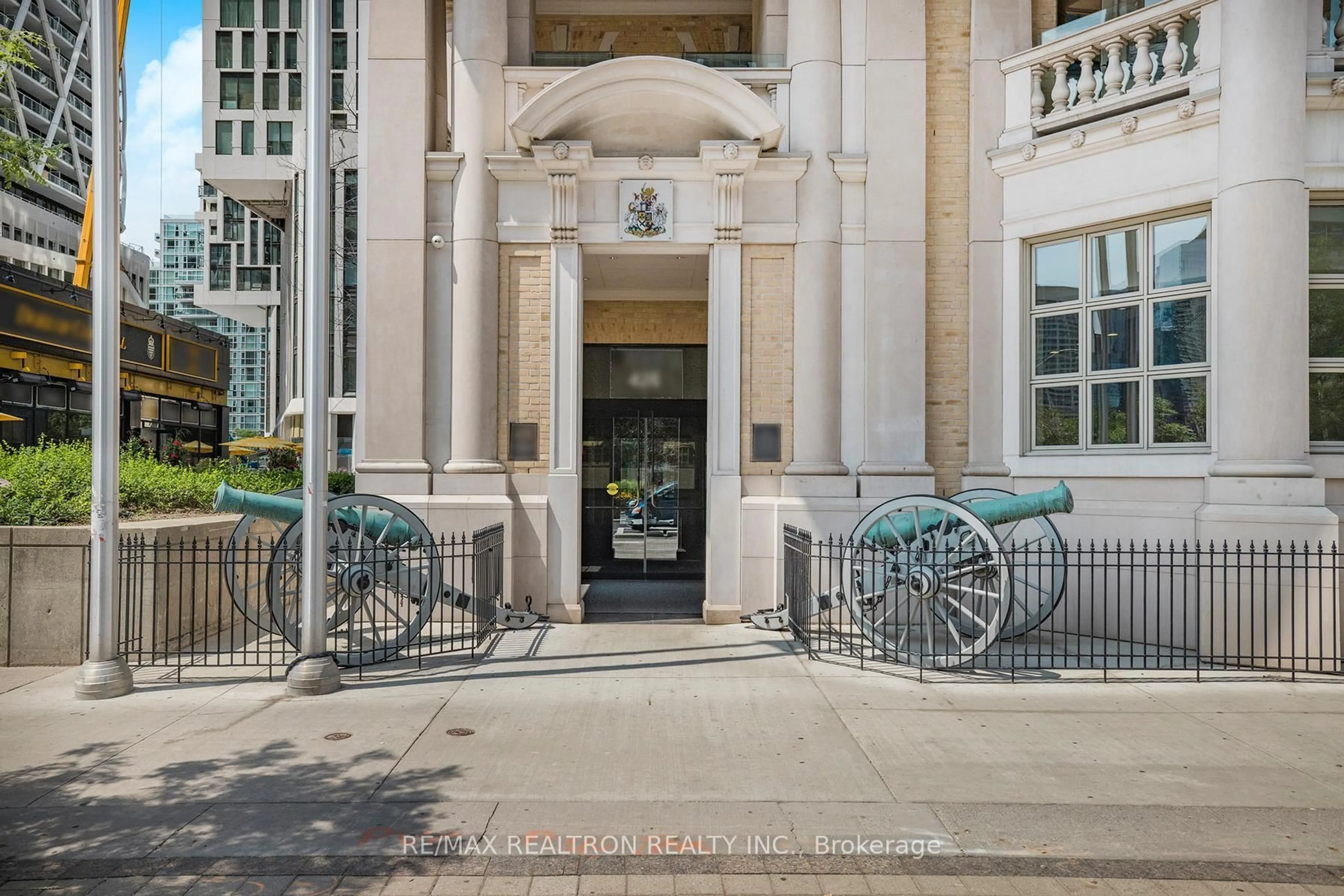 Indoor foyer for 426 University Ave #905, Toronto Ontario M5G 1S9