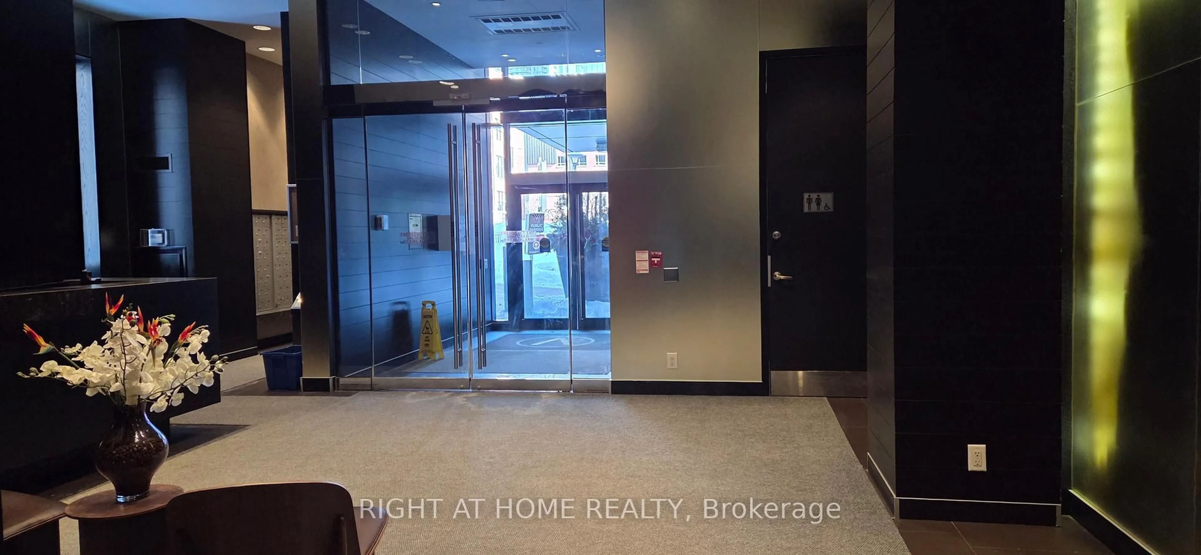 Indoor foyer for 478 King St #911, Toronto Ontario M5V 0A8