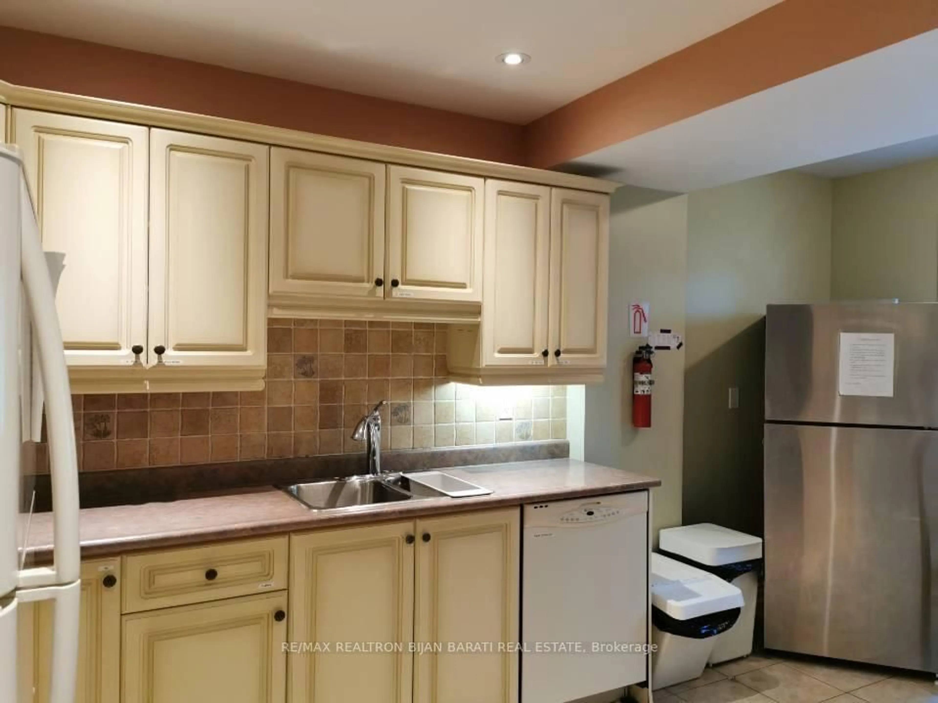Standard kitchen, ceramic/tile floor for 127 Parkview Ave, Toronto Ontario M2N 3Y4
