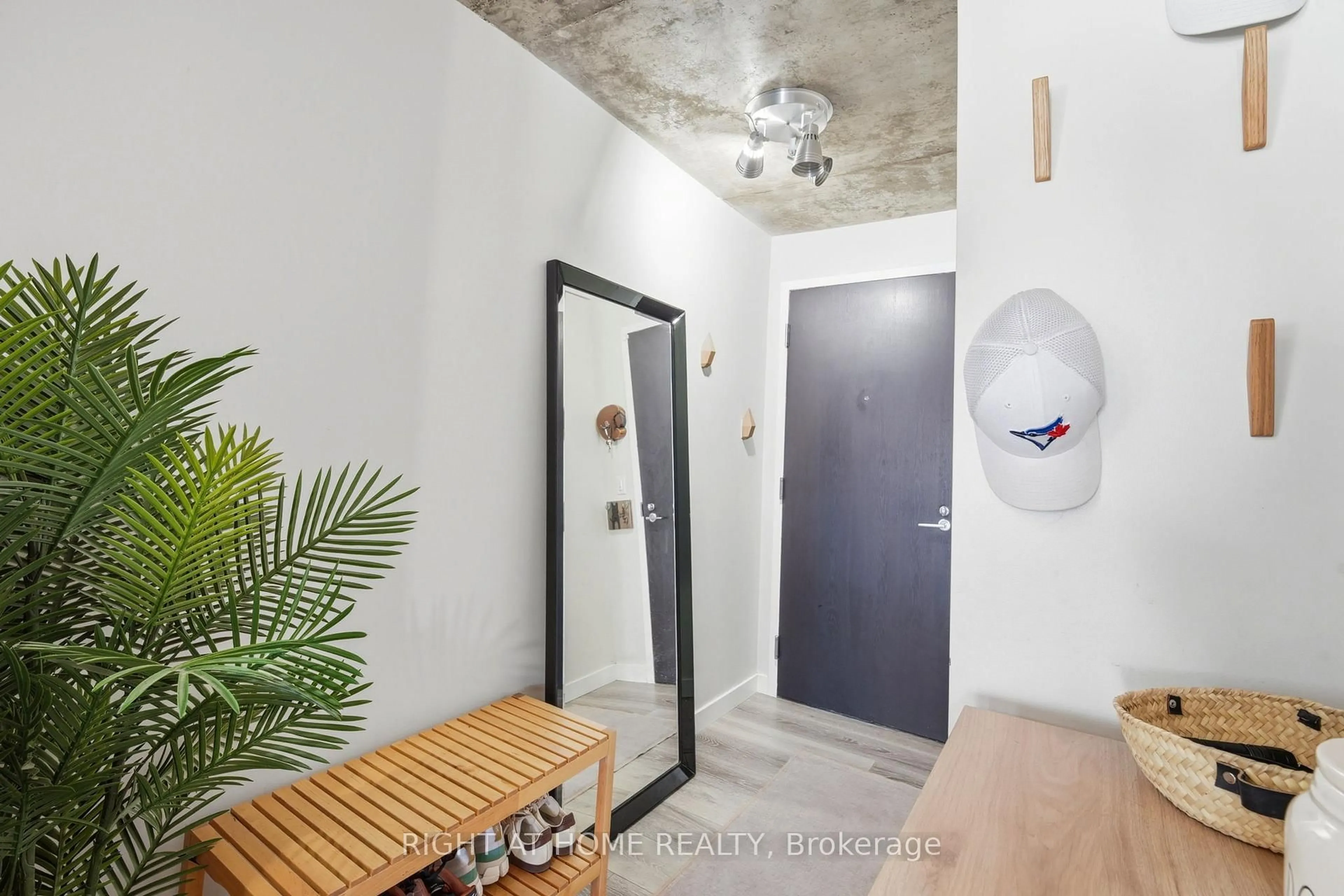 Indoor entryway for 1005 King St #209, Toronto Ontario M6K 3M8