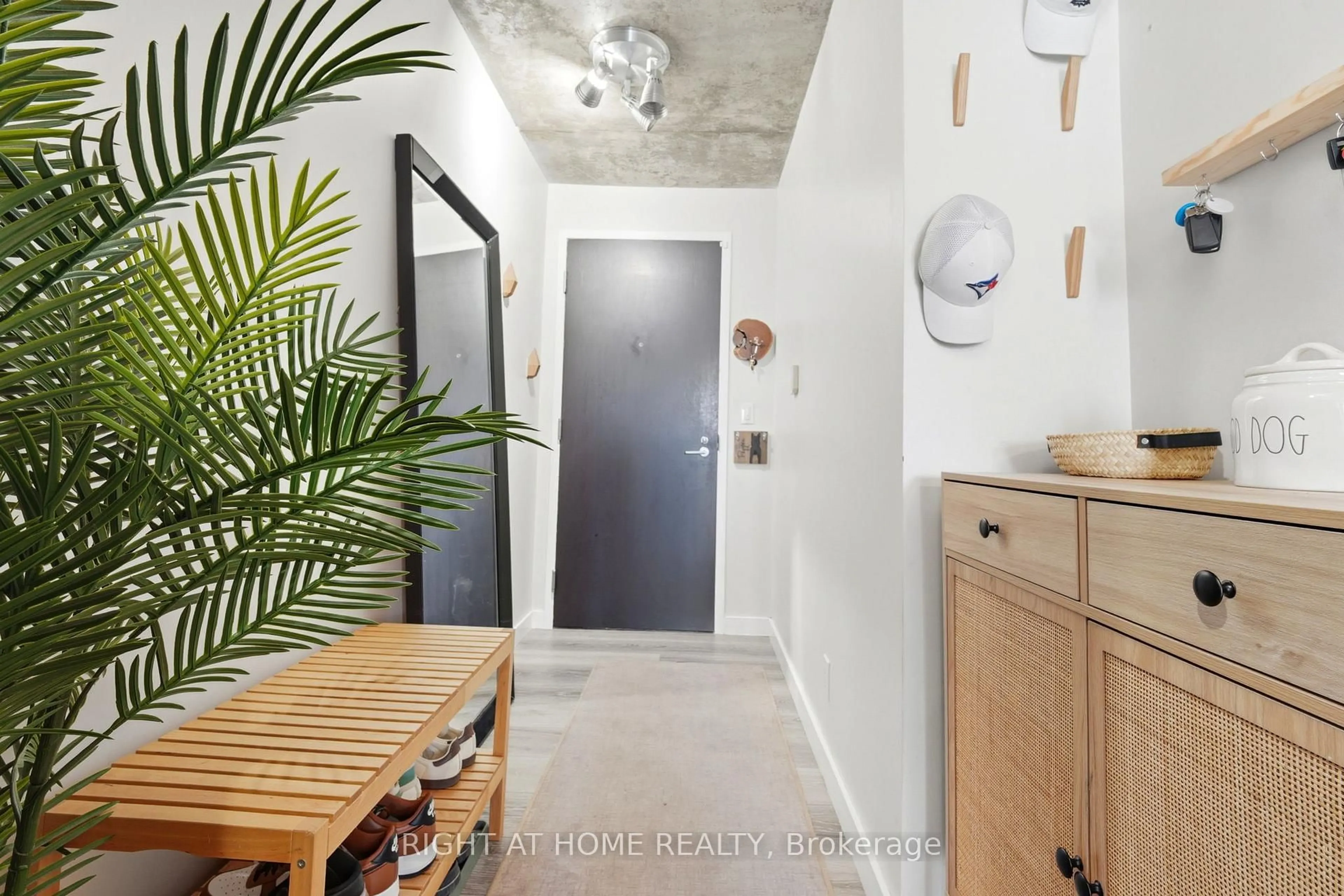 Indoor entryway for 1005 King St #209, Toronto Ontario M6K 3M8