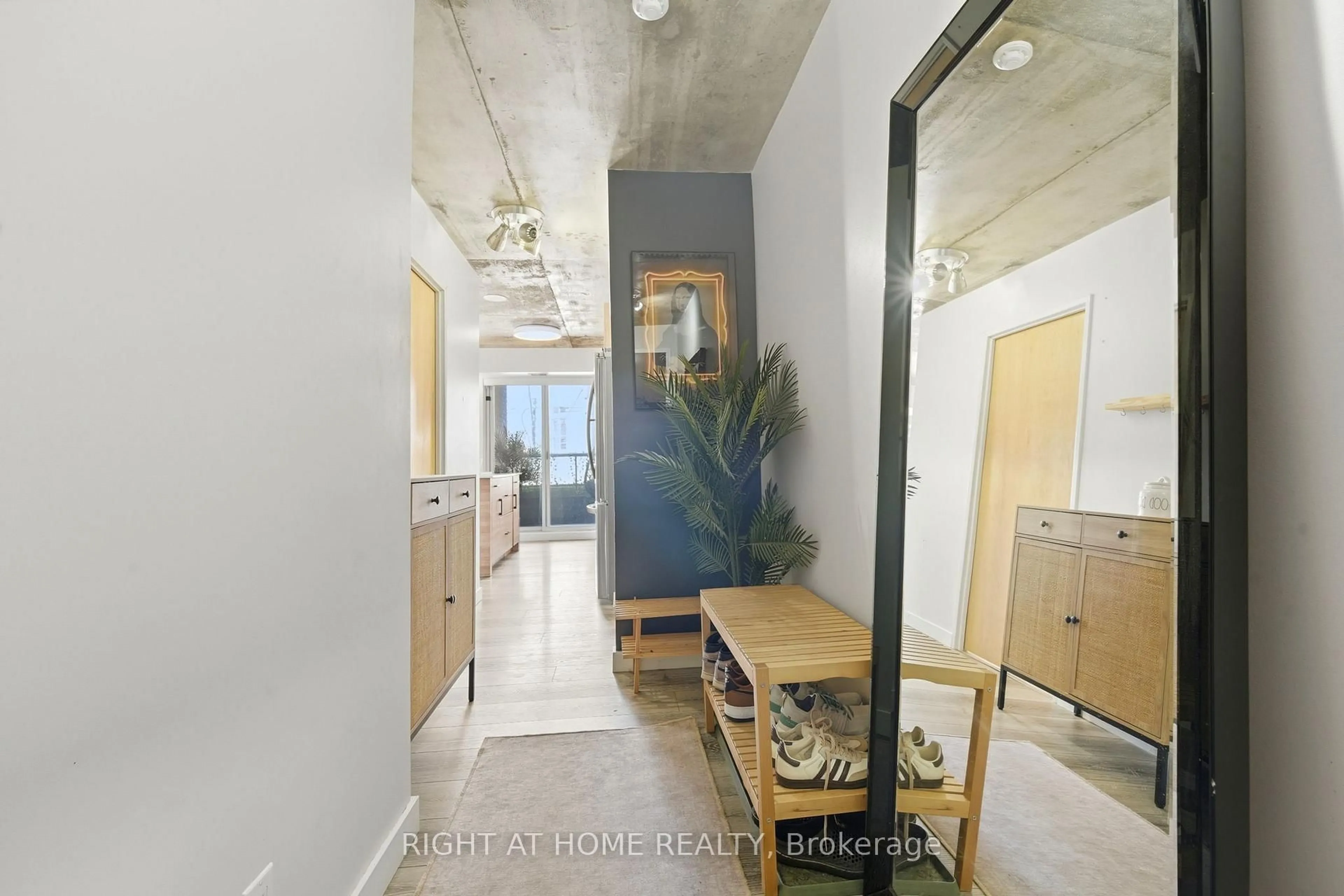 Indoor entryway for 1005 King St #209, Toronto Ontario M6K 3M8