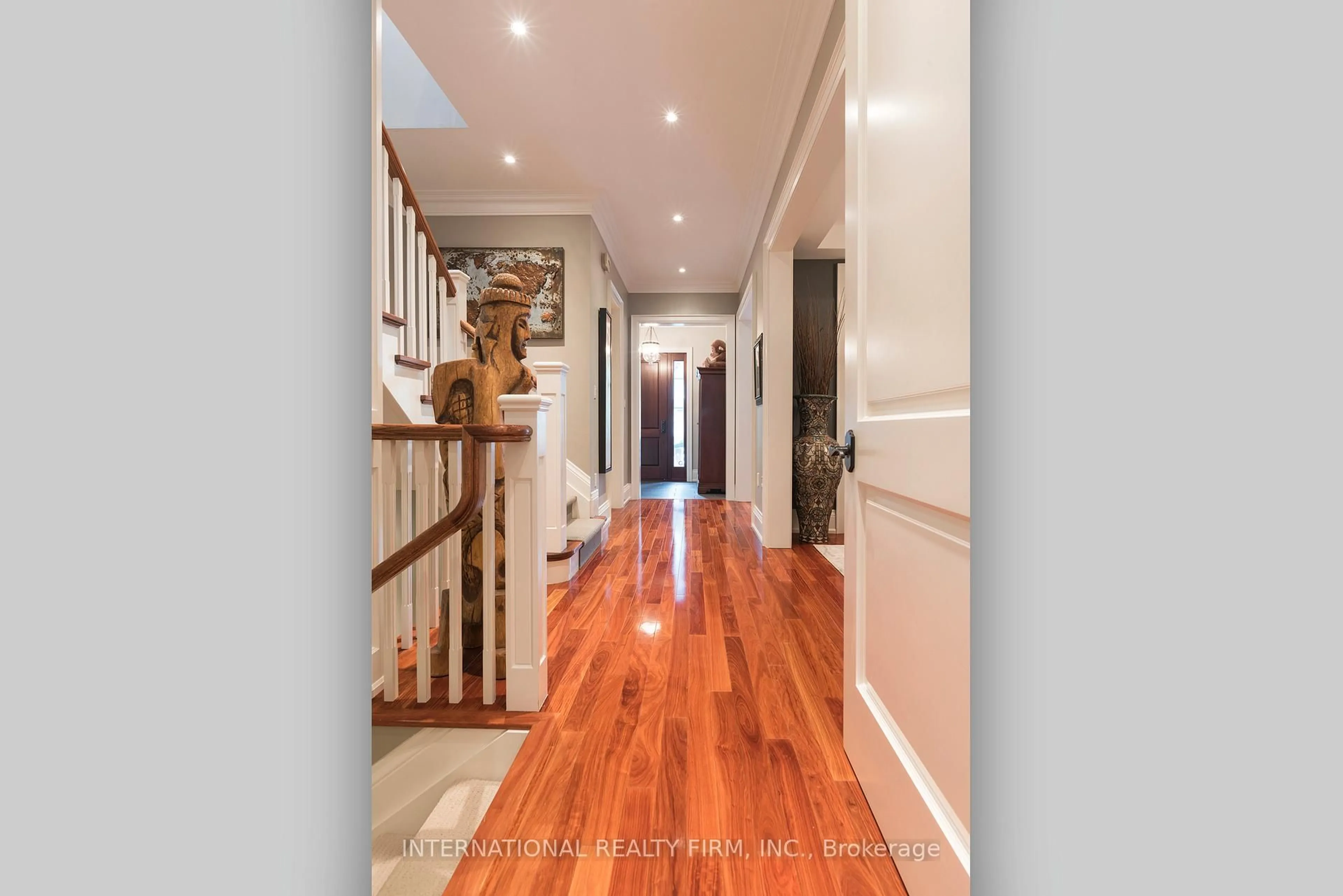 Indoor foyer for 111 Hillsdale Ave, Toronto Ontario M4S 1T4