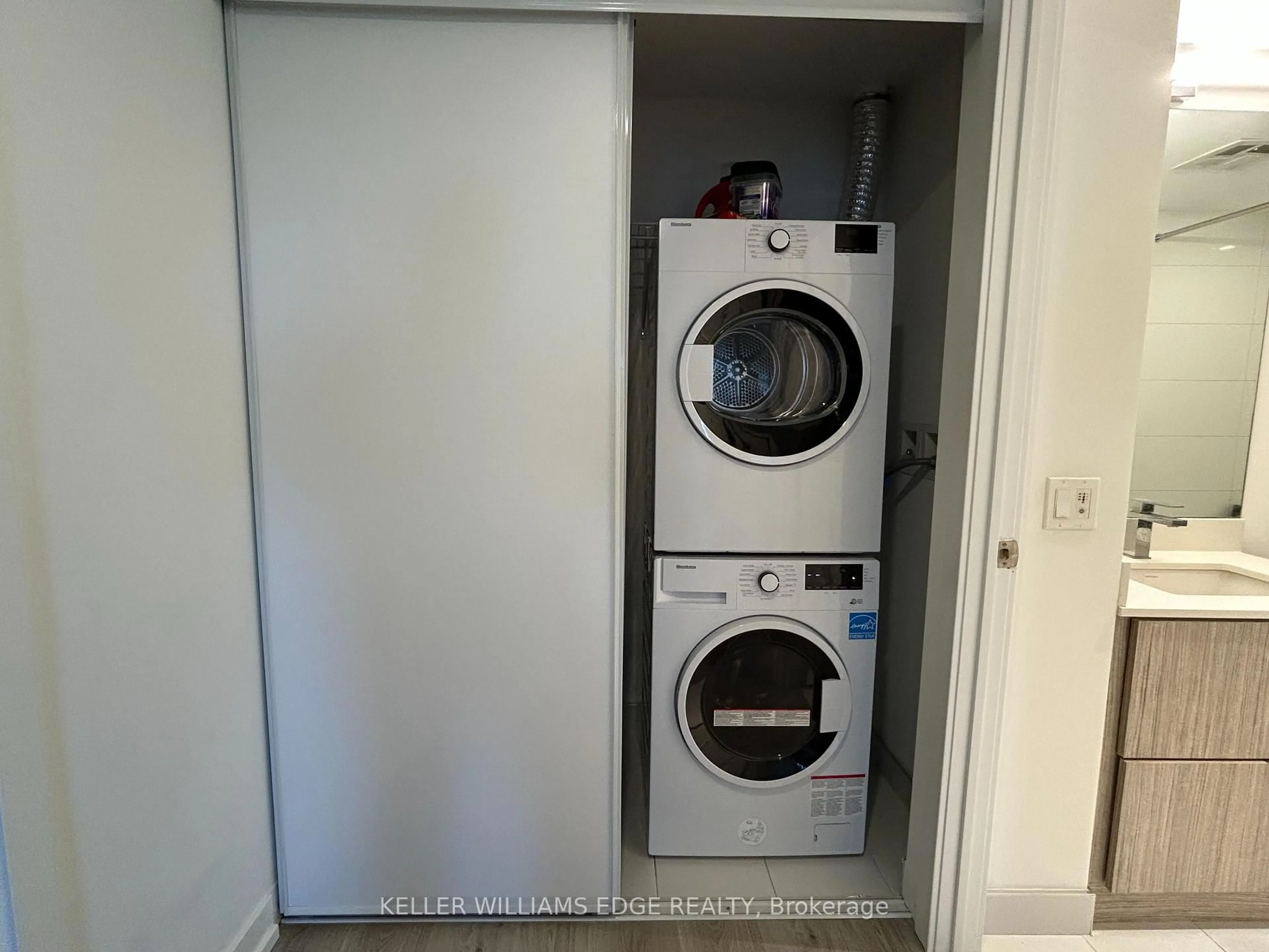 Laundry room for 395 Bloor St #2407, Toronto Ontario M4W 0B4