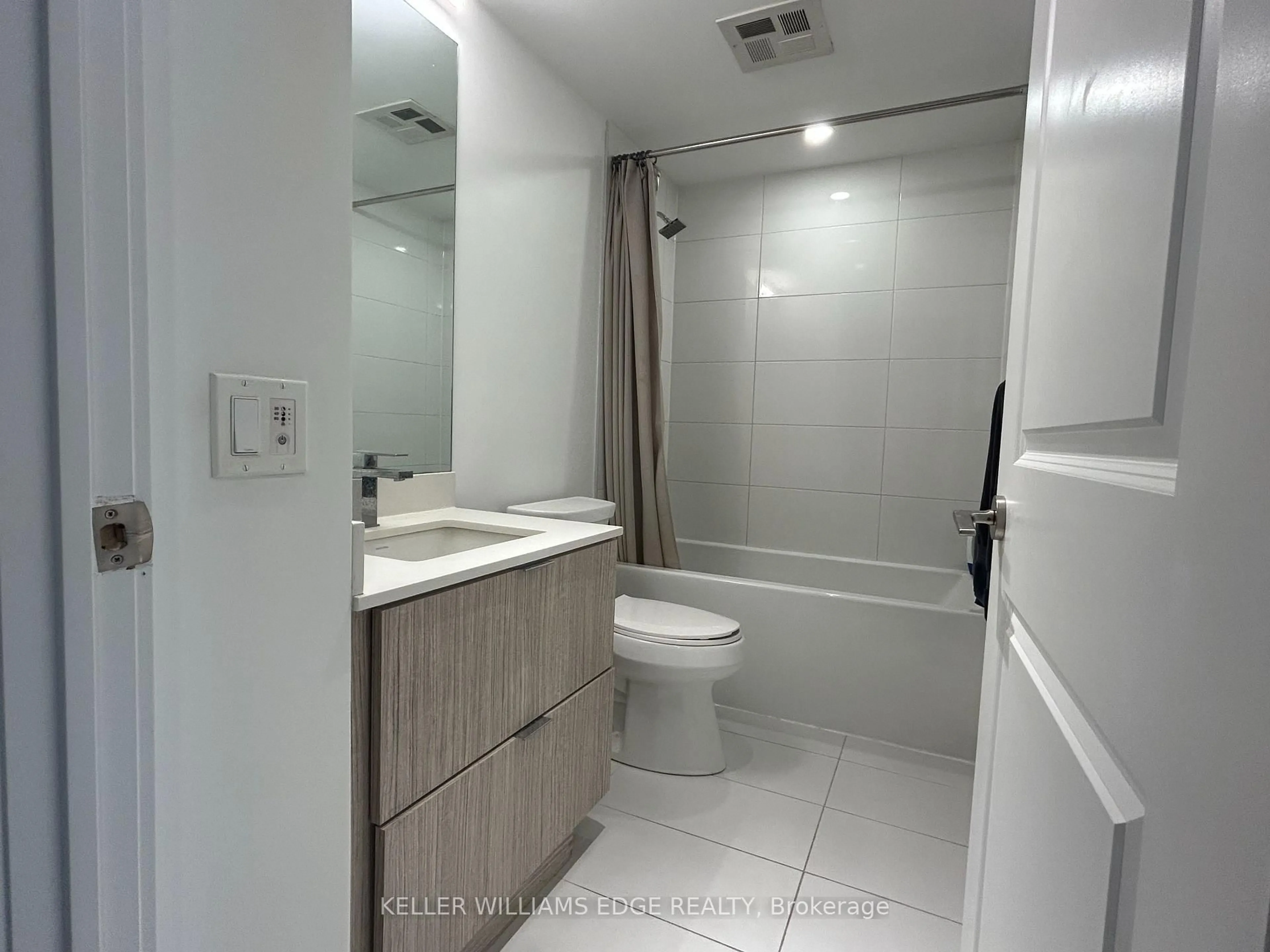 Standard bathroom, ceramic/tile floor for 395 Bloor St #2407, Toronto Ontario M4W 0B4