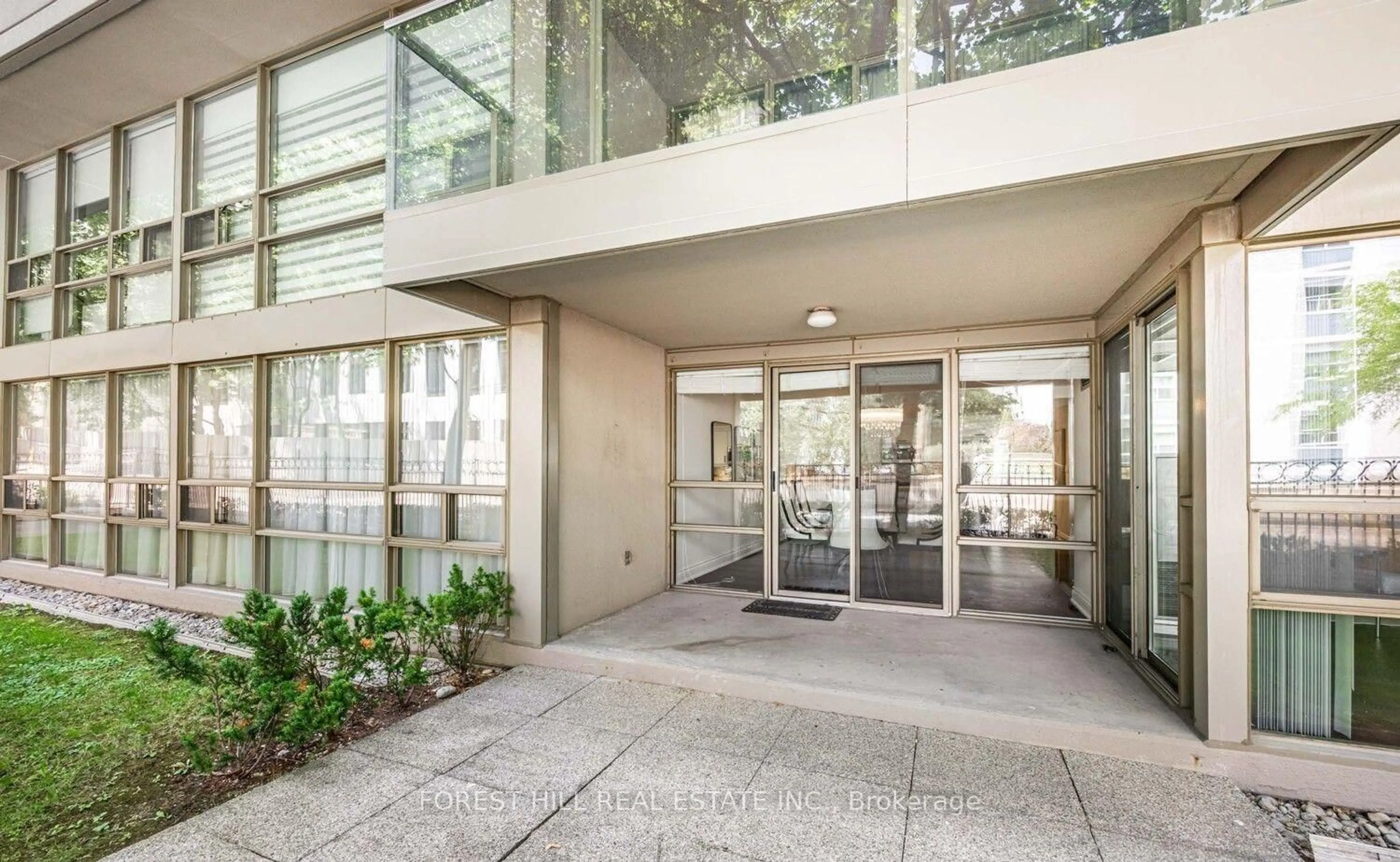 Indoor foyer for 18 Lower Village Gate #602, Toronto Ontario M5P 3M1