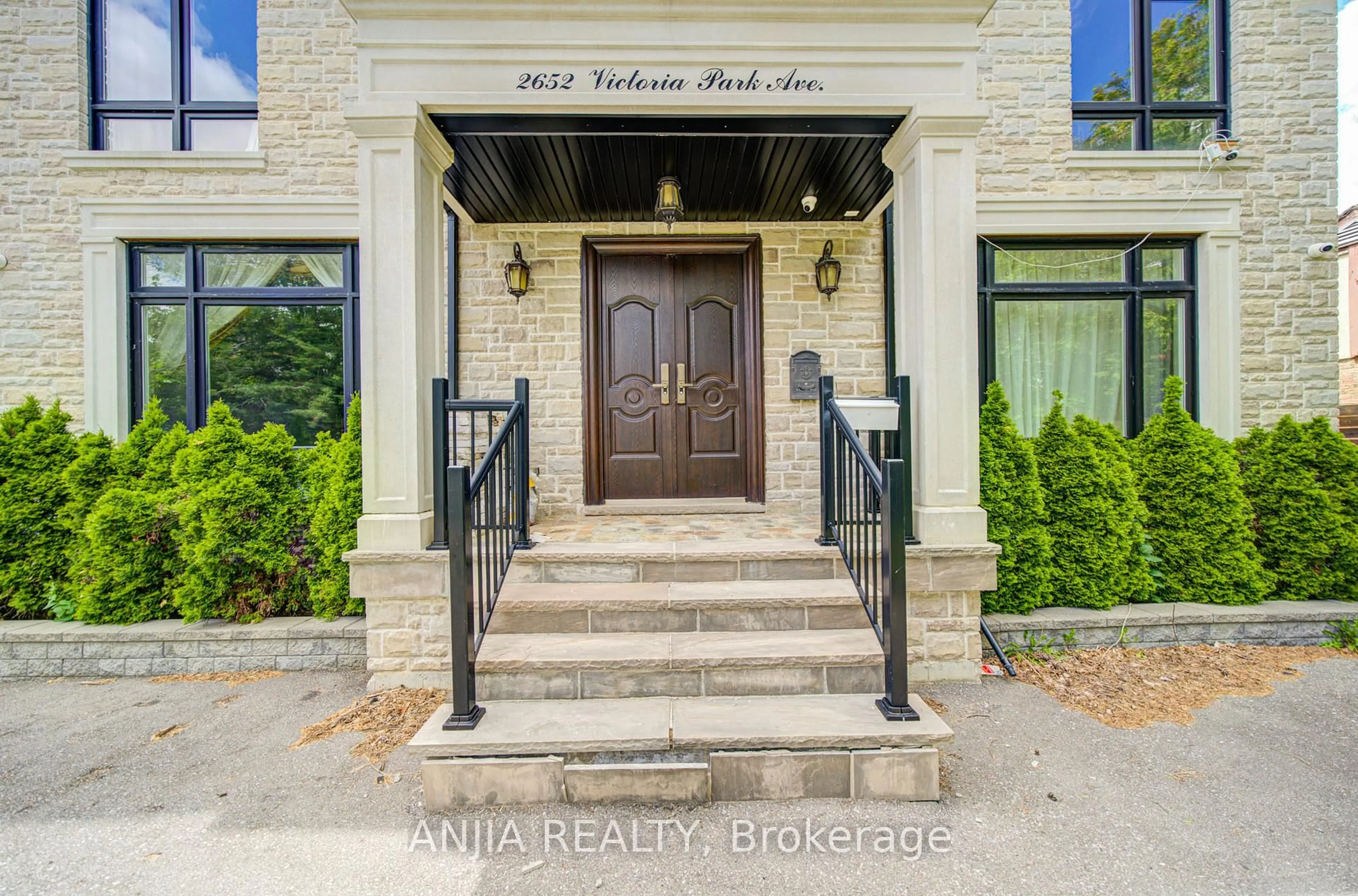 Indoor entryway for 2652 Victoria Park Ave, Toronto Ontario M2J 4A6