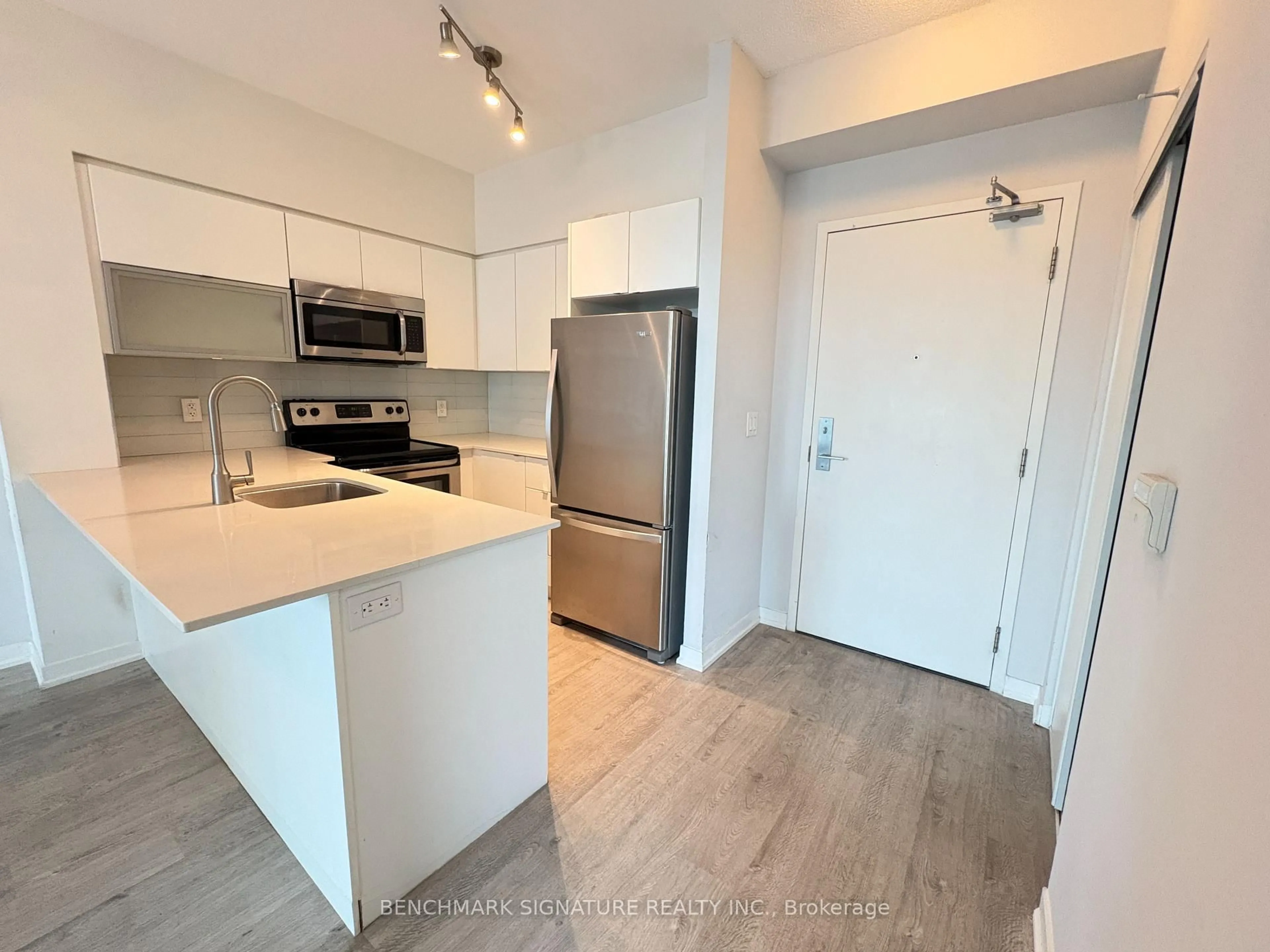 Standard kitchen, wood/laminate floor for 150 East Liberty St #1216, Toronto Ontario M6K 3R5