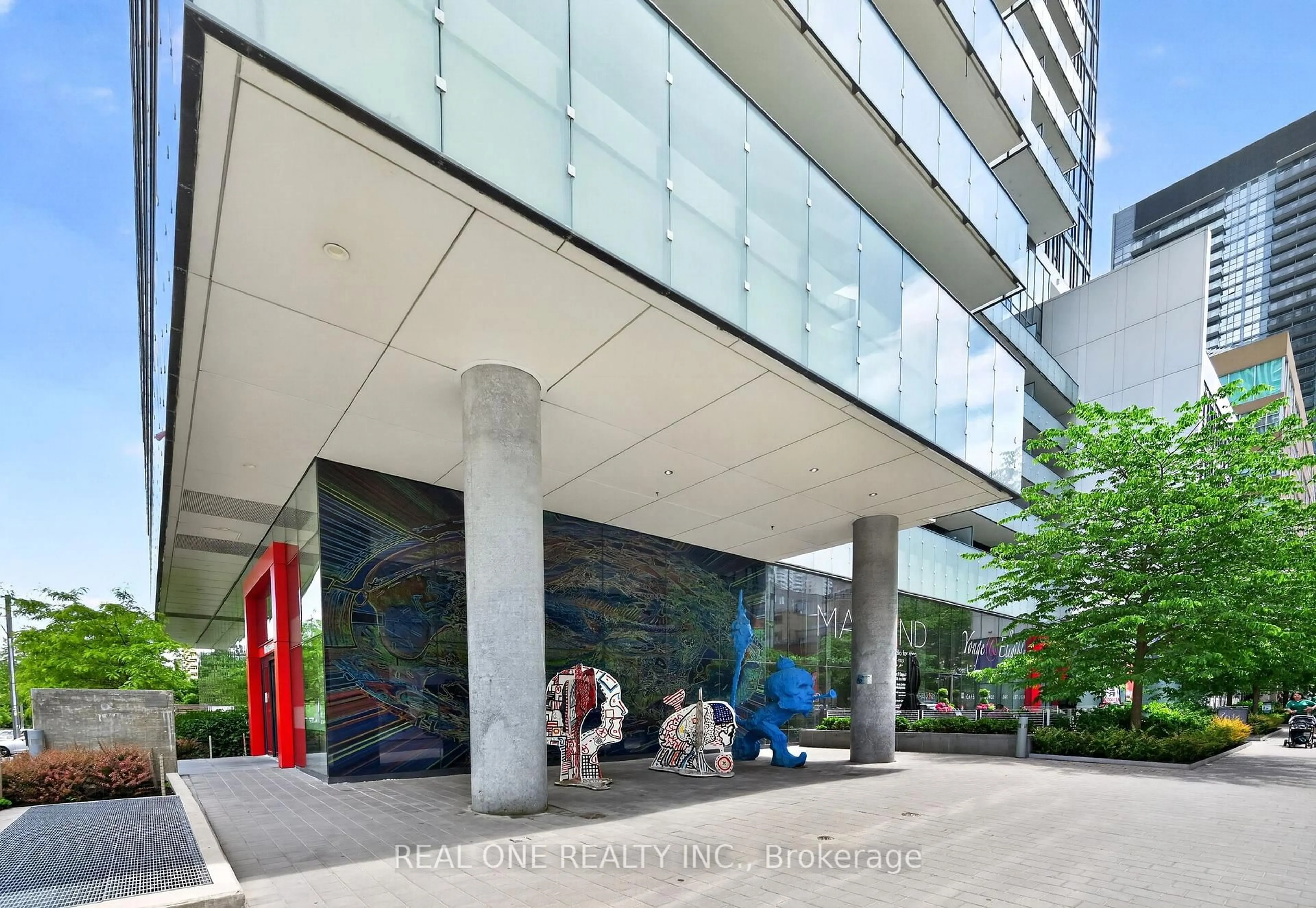 Indoor foyer for 185 Roehampton Ave #1906, Toronto Ontario M4P 0C6