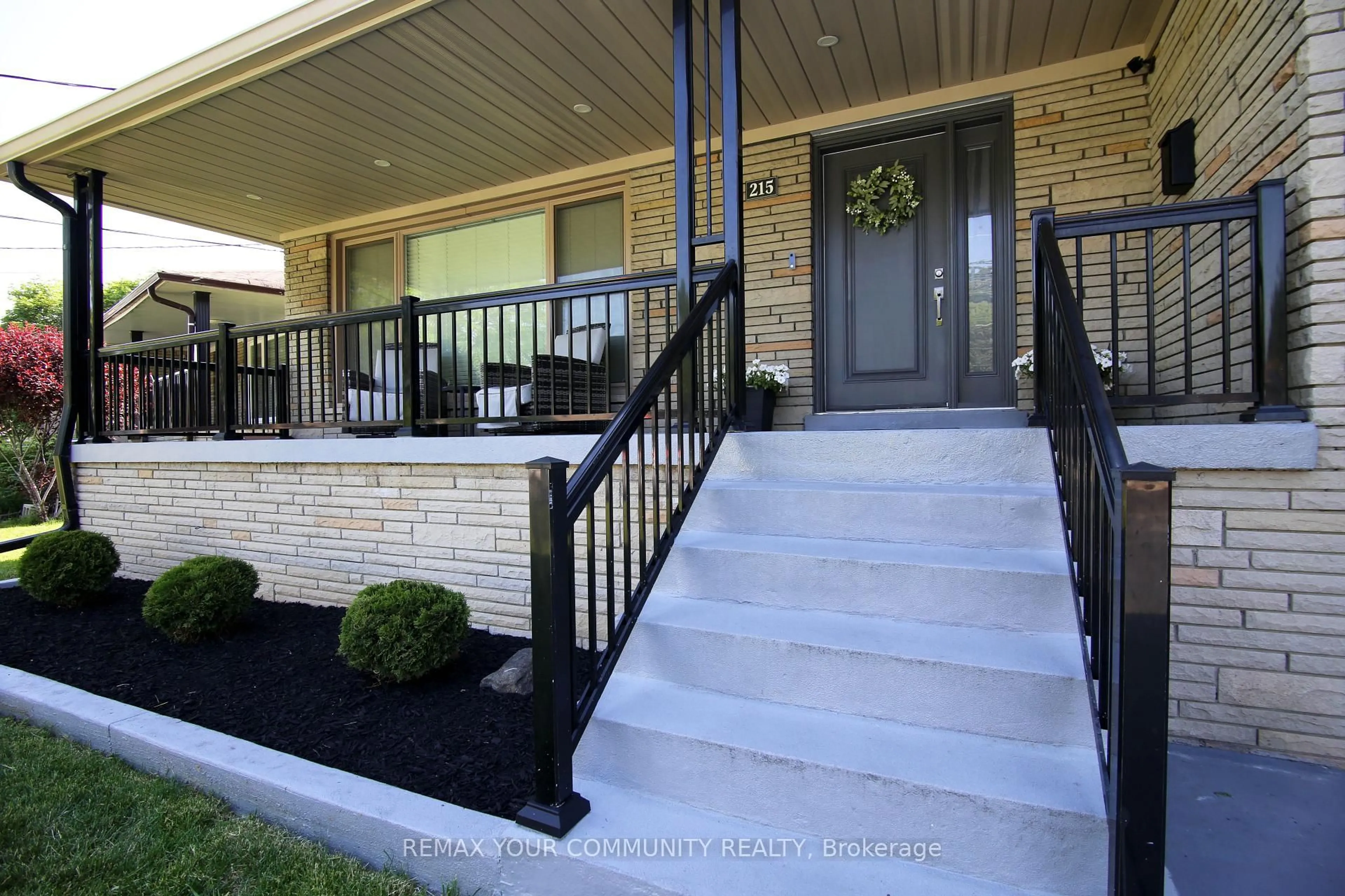 Unknown for 215 Honiton St, Toronto Ontario M3H 5N7