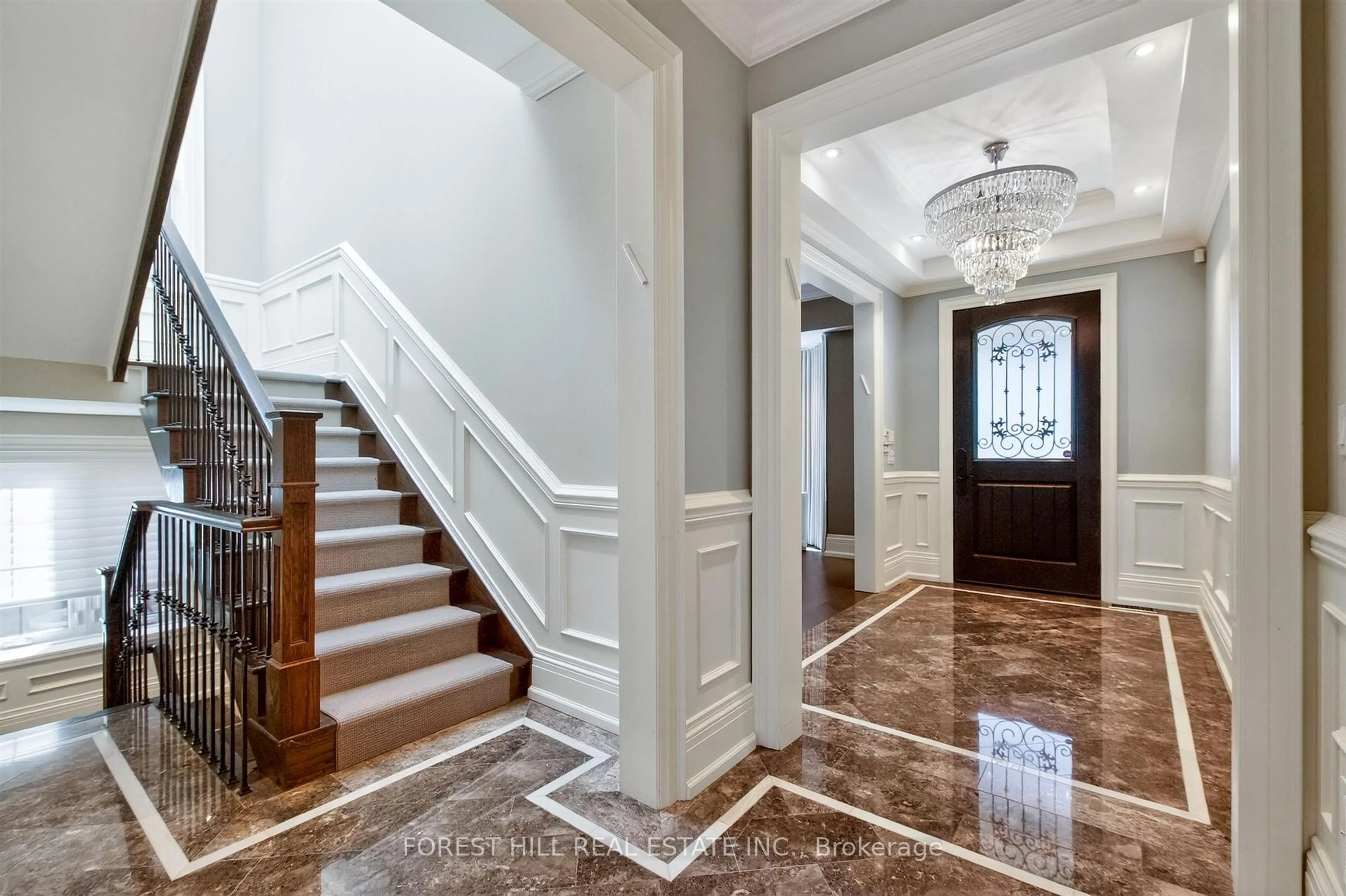 Indoor foyer for 326 Lytton Blvd, Toronto Ontario M5N 1R8