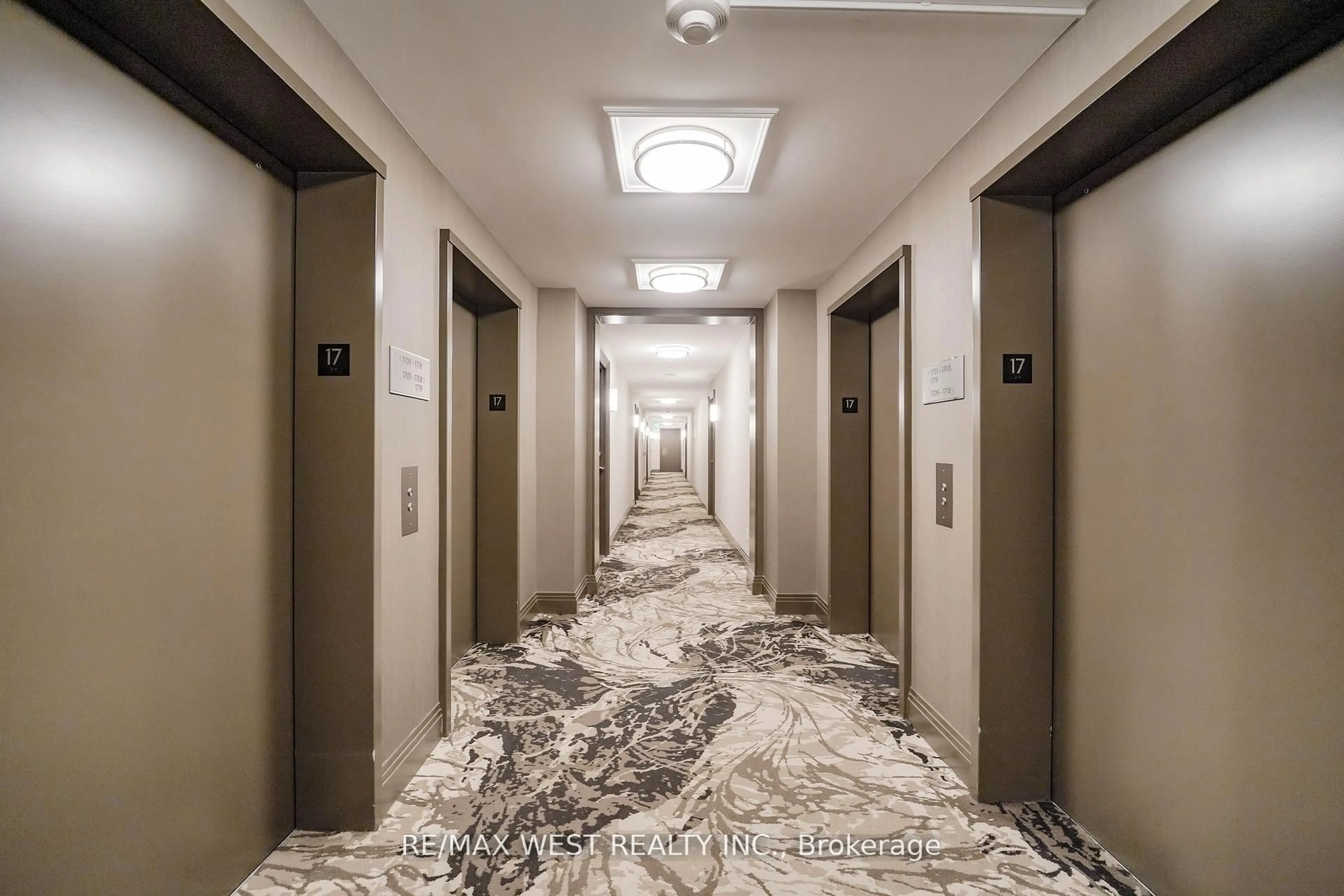 Indoor foyer for 188 Doris Ave #1717, Toronto Ontario M2N 6Z5