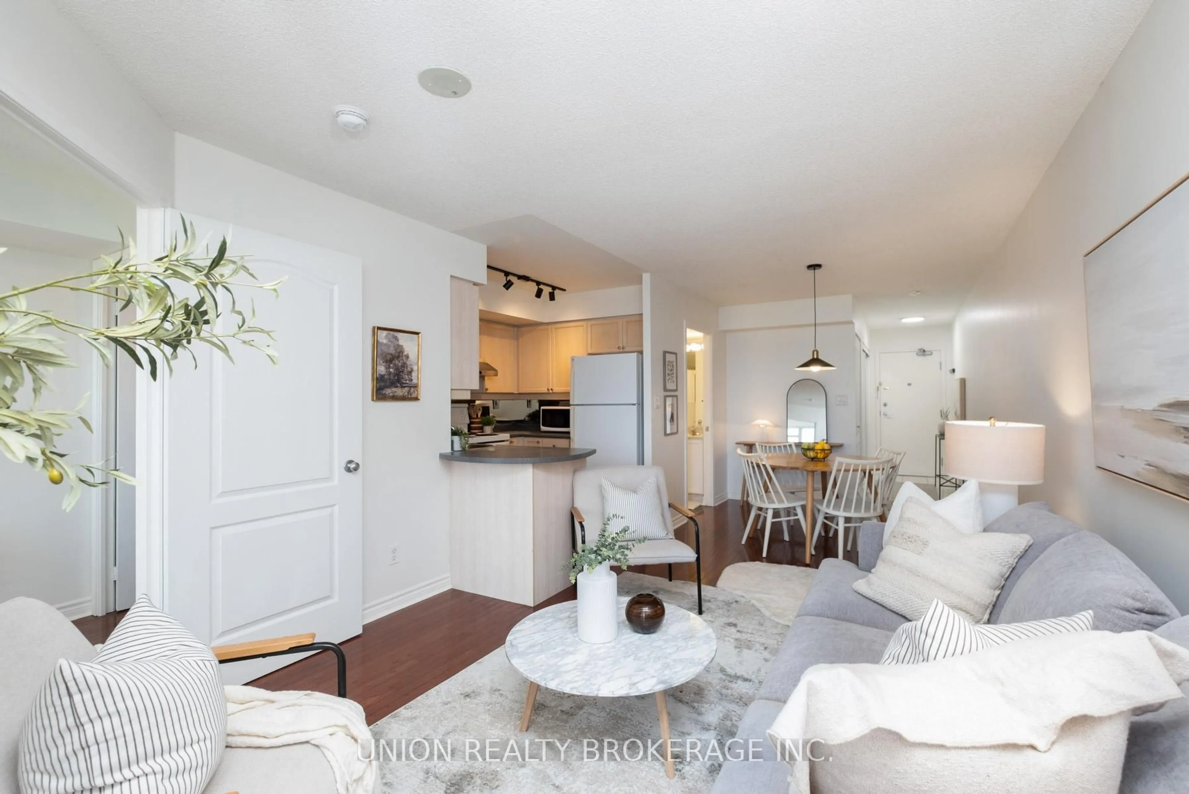 Open concept kitchen, unknown for 1 Rean Dr #814, Toronto Ontario M2K 1H1