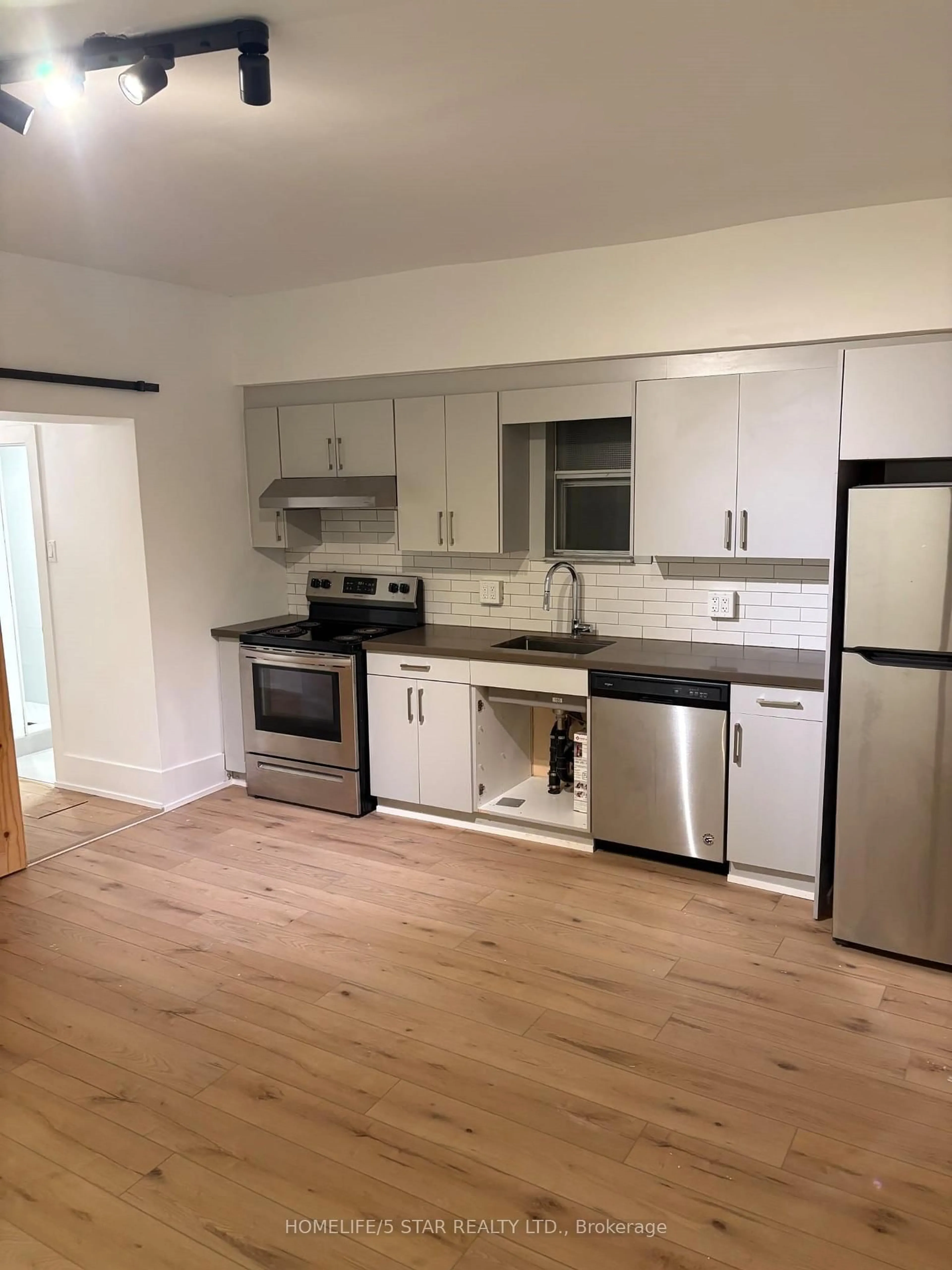 Standard kitchen, wood/laminate floor for 225 GRACE St, Toronto Ontario M6G 3A7