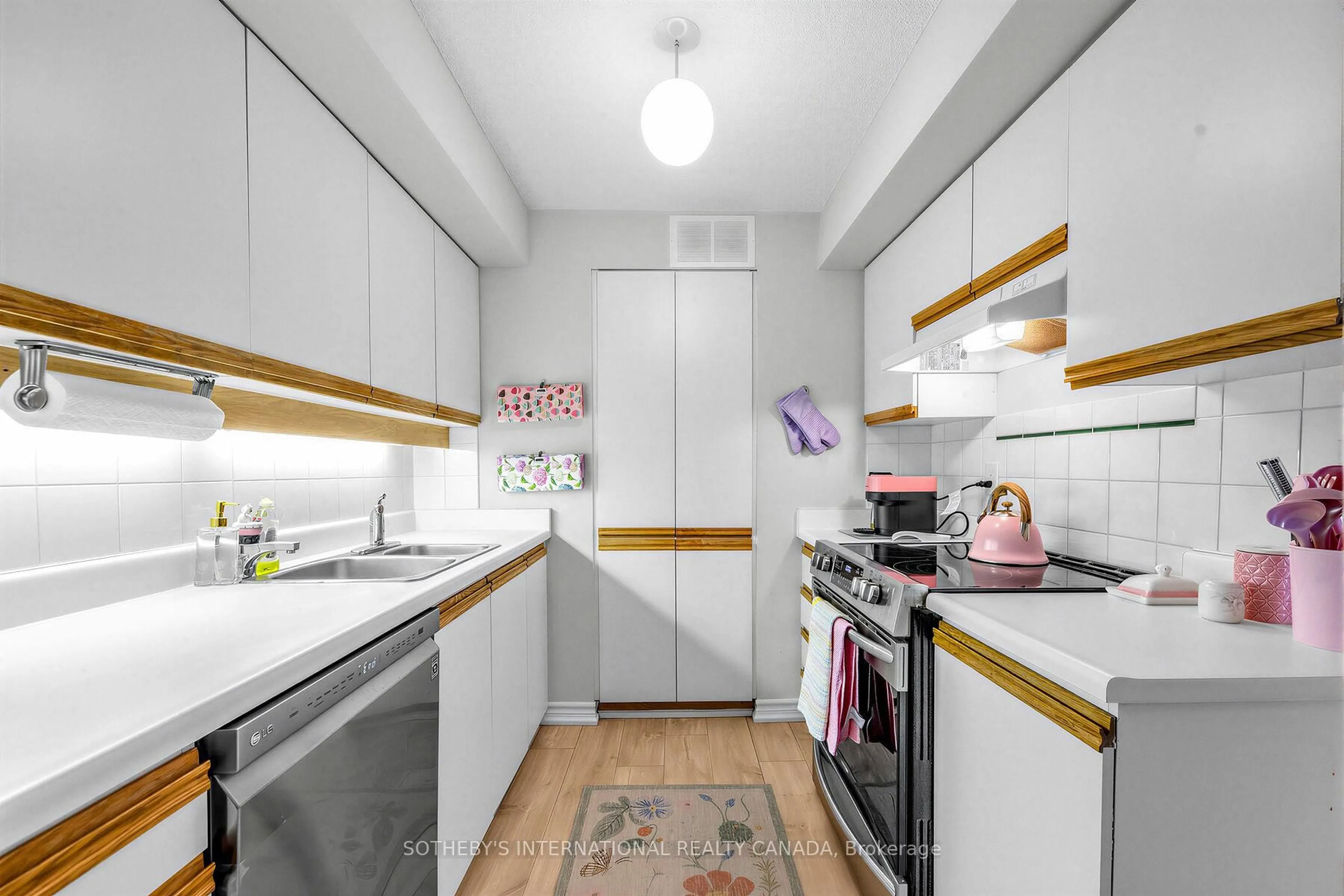 Standard kitchen, unknown for 35 Church St #202, Toronto Ontario M5E 1T3