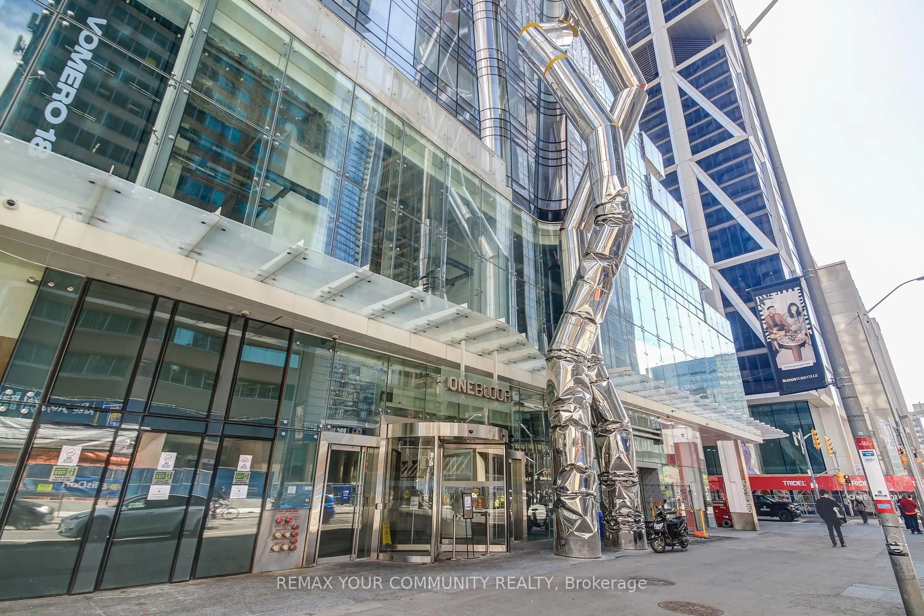 Indoor foyer for 1 Bloor St #2504, Toronto Ontario M4W 0A8