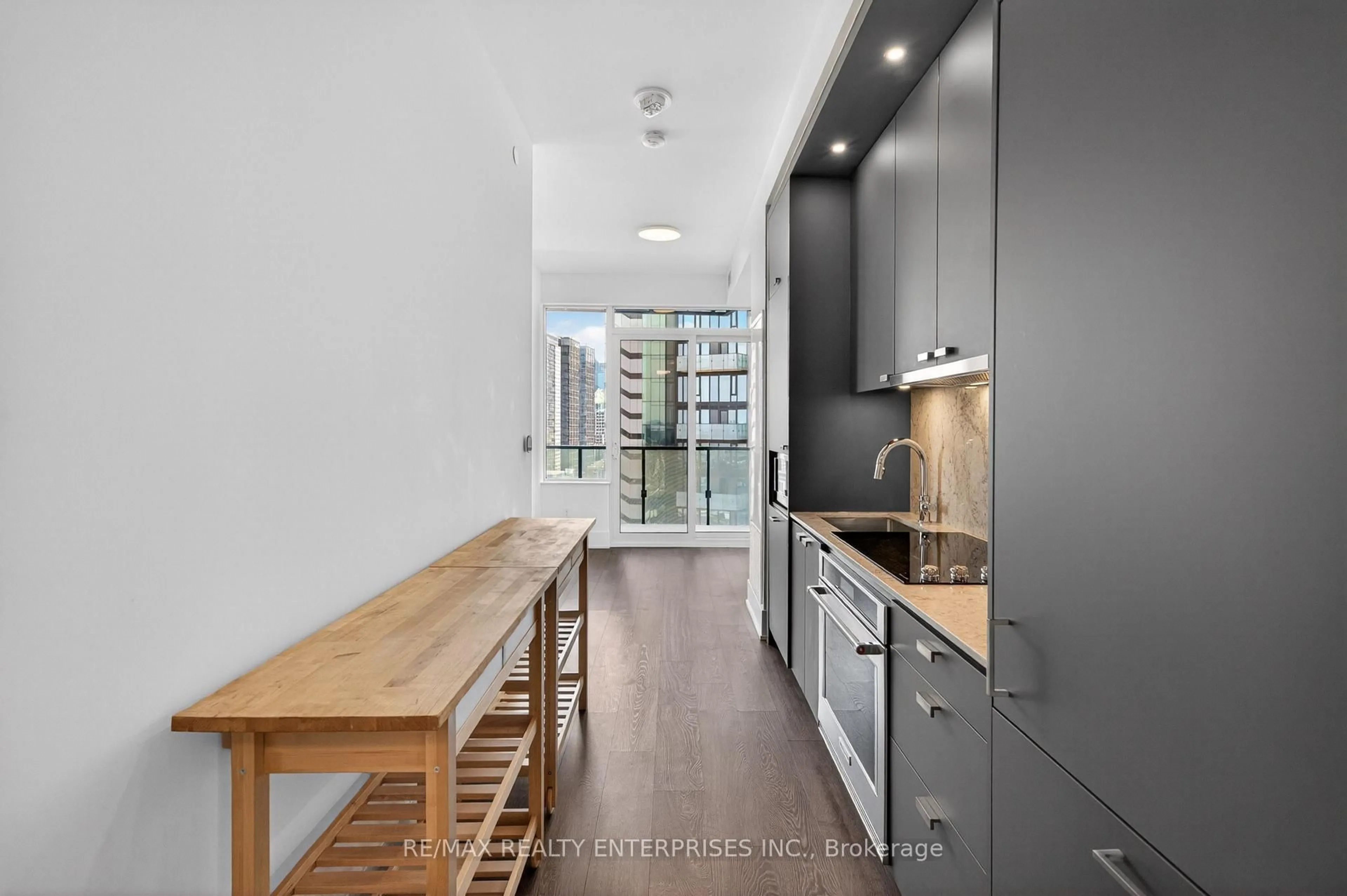 Standard kitchen, wood/laminate floor for 470 Front St #2306, Toronto Ontario M4V 0V6