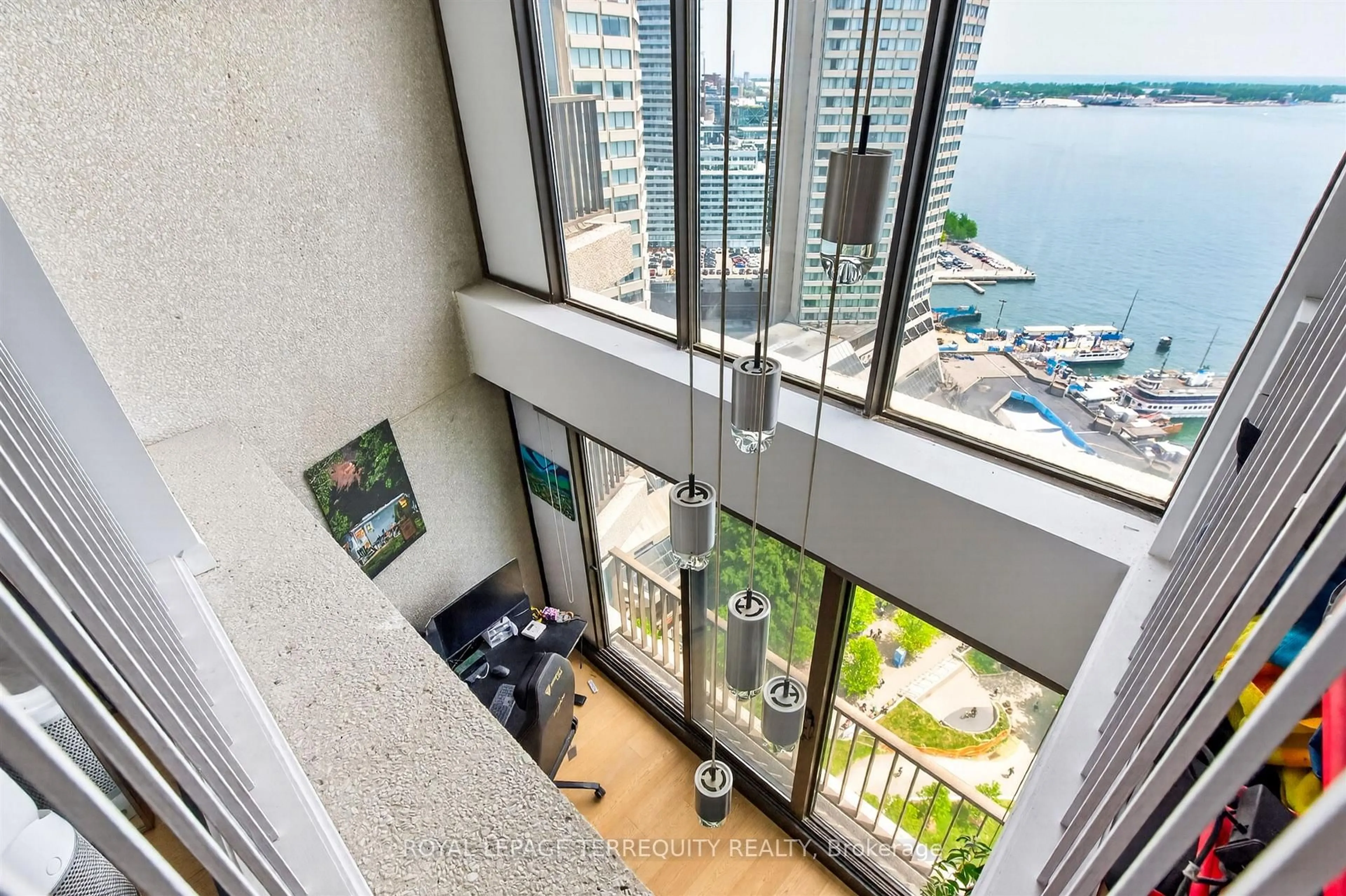 Indoor foyer for 33 Harbour Sq #2432, Toronto Ontario M5J 2G2