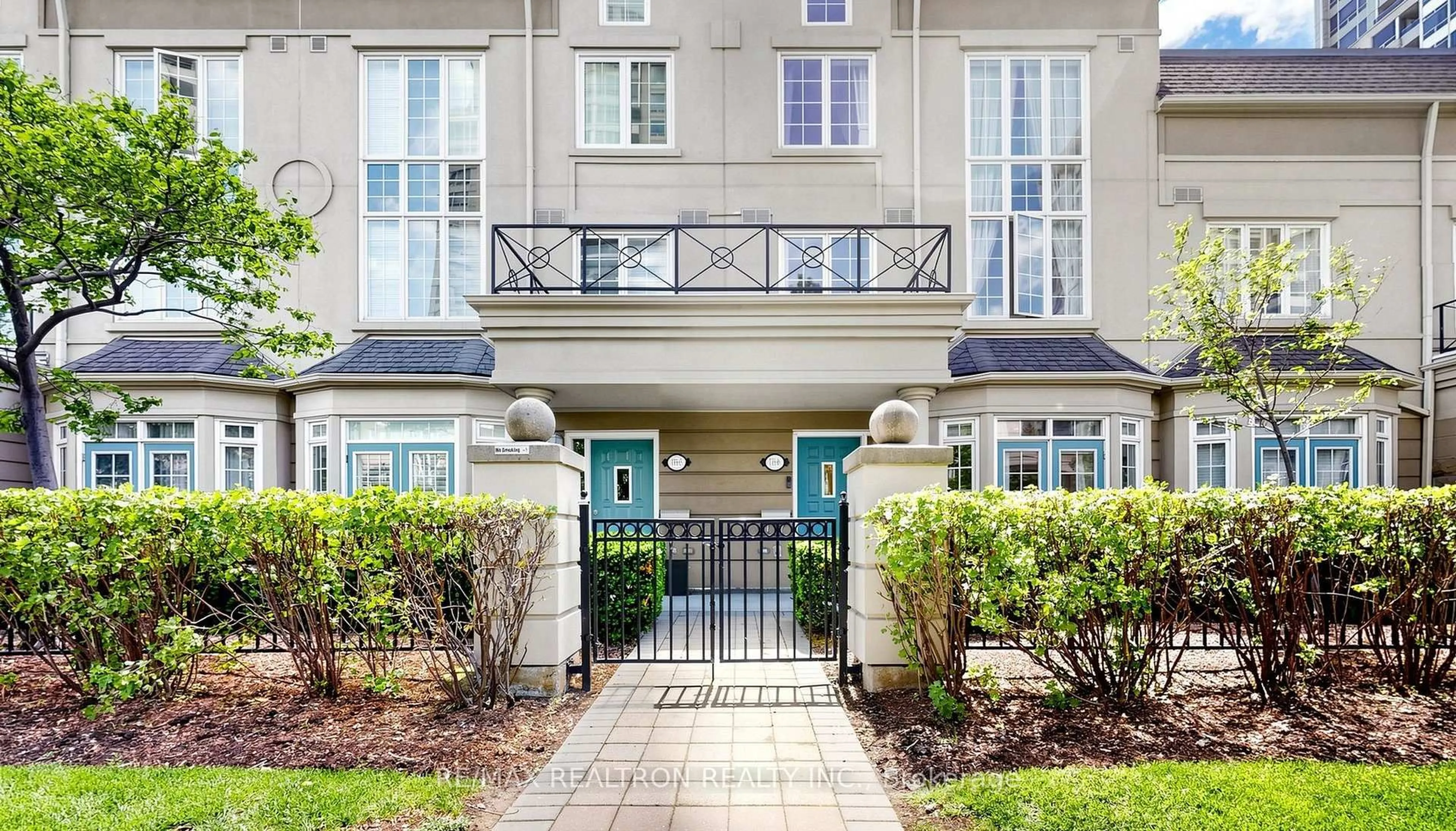Indoor entryway for 3 Rean Dr #Th16, Toronto Ontario M2K 3C2
