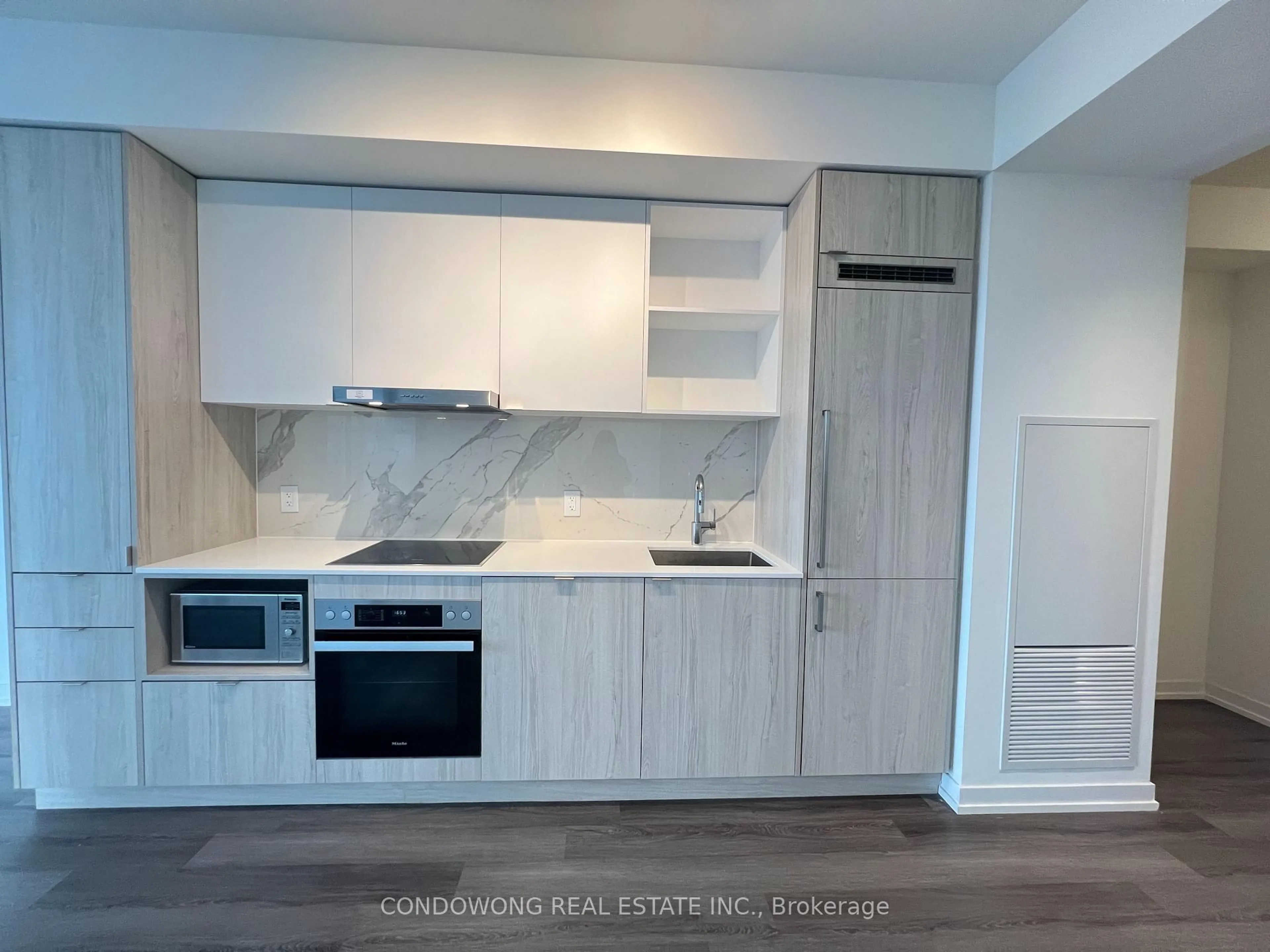 Standard kitchen, wood/laminate floor for 138 Downes St #6212, Toronto Ontario M5E 0E4