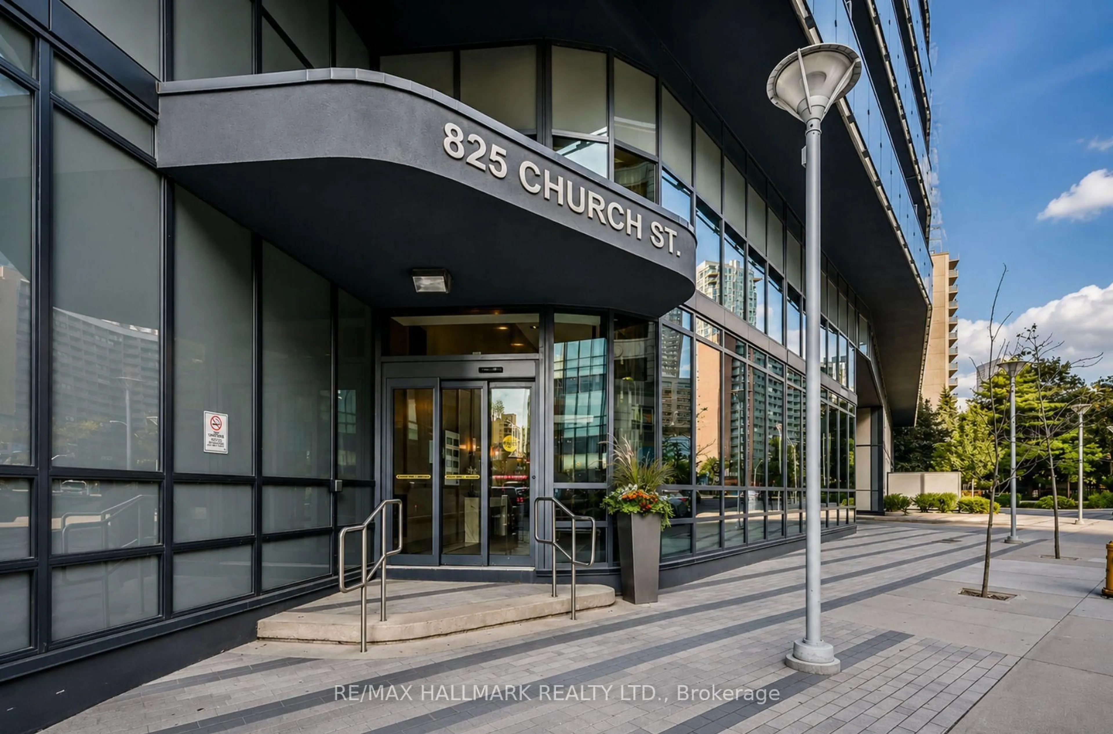 Indoor foyer for 825 Church St #1902, Toronto Ontario M4W 3Z4