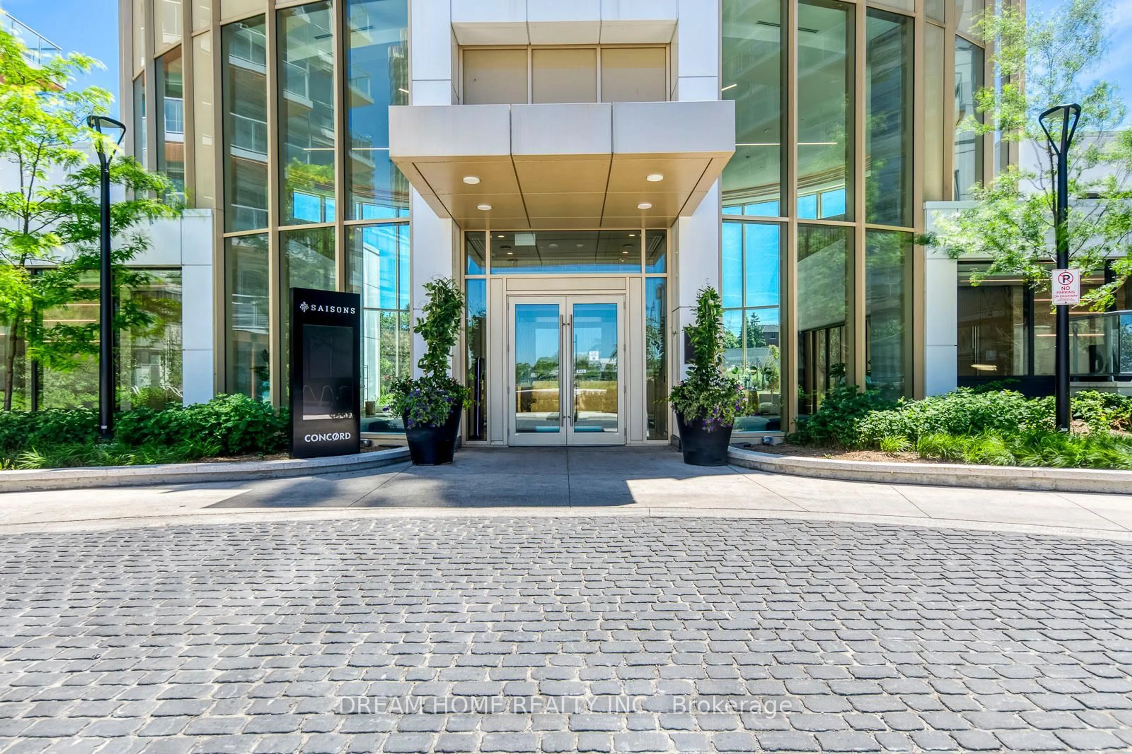 Indoor foyer for 27 McMahon Dr #1106, Toronto Ontario M2K 0J2