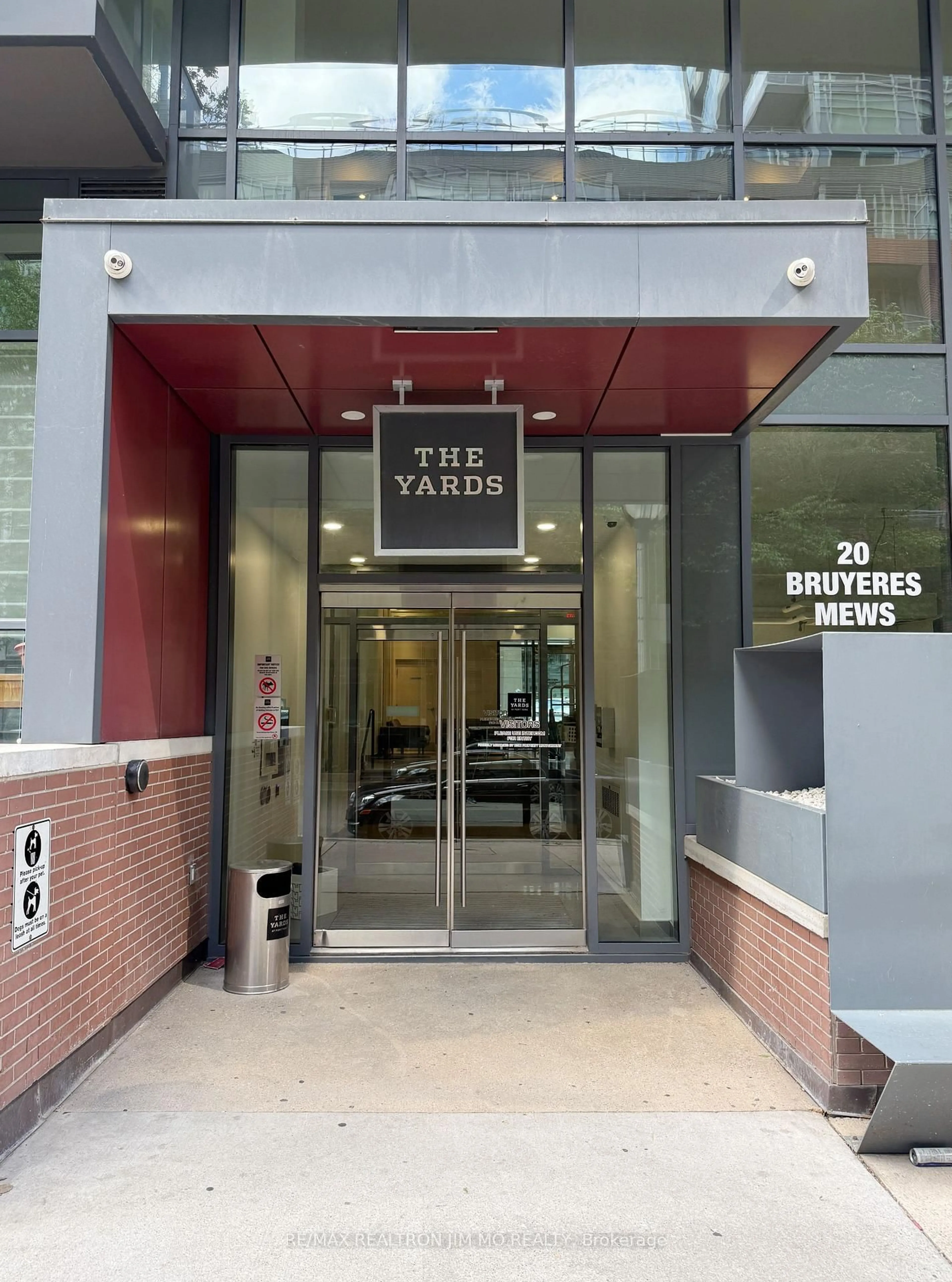Indoor foyer for 20 Bruyeres Mews #727, Toronto Ontario M5V 0G8