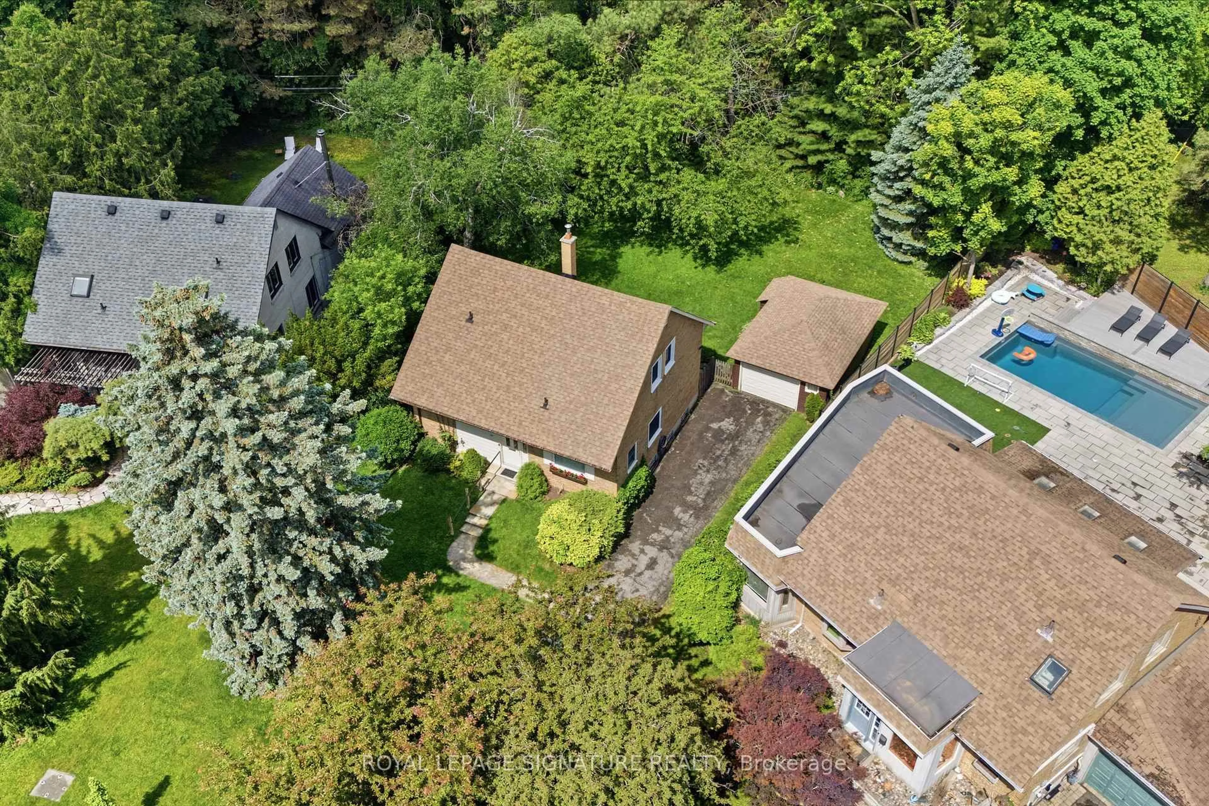 A pic from outside/outdoor area/front of a property/back of a property/a pic from drone, street for 34 Addison Cres, Toronto Ontario M3B 1K8