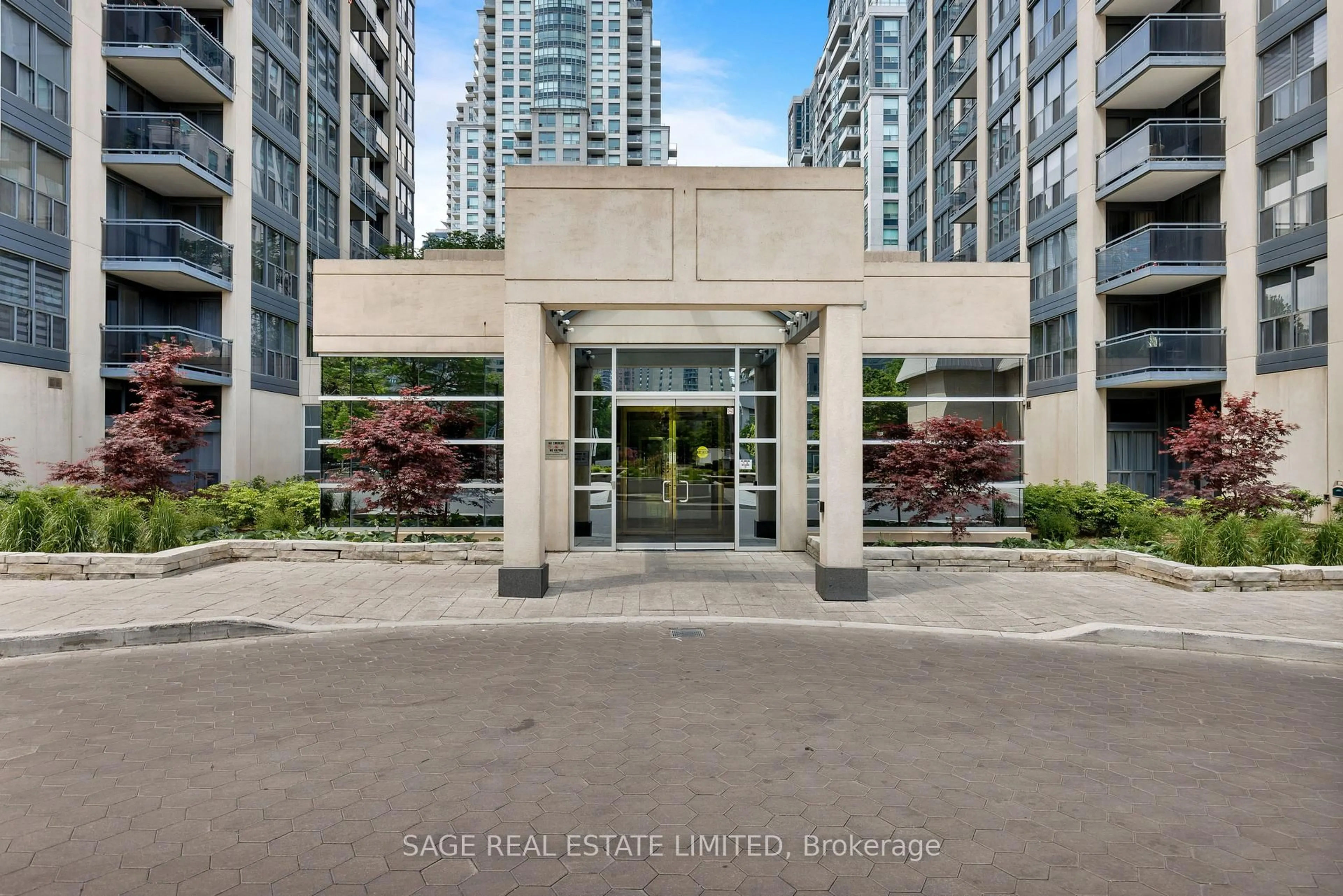 Indoor foyer for 28 Hollywood Ave #811, Toronto Ontario M2N 6S4