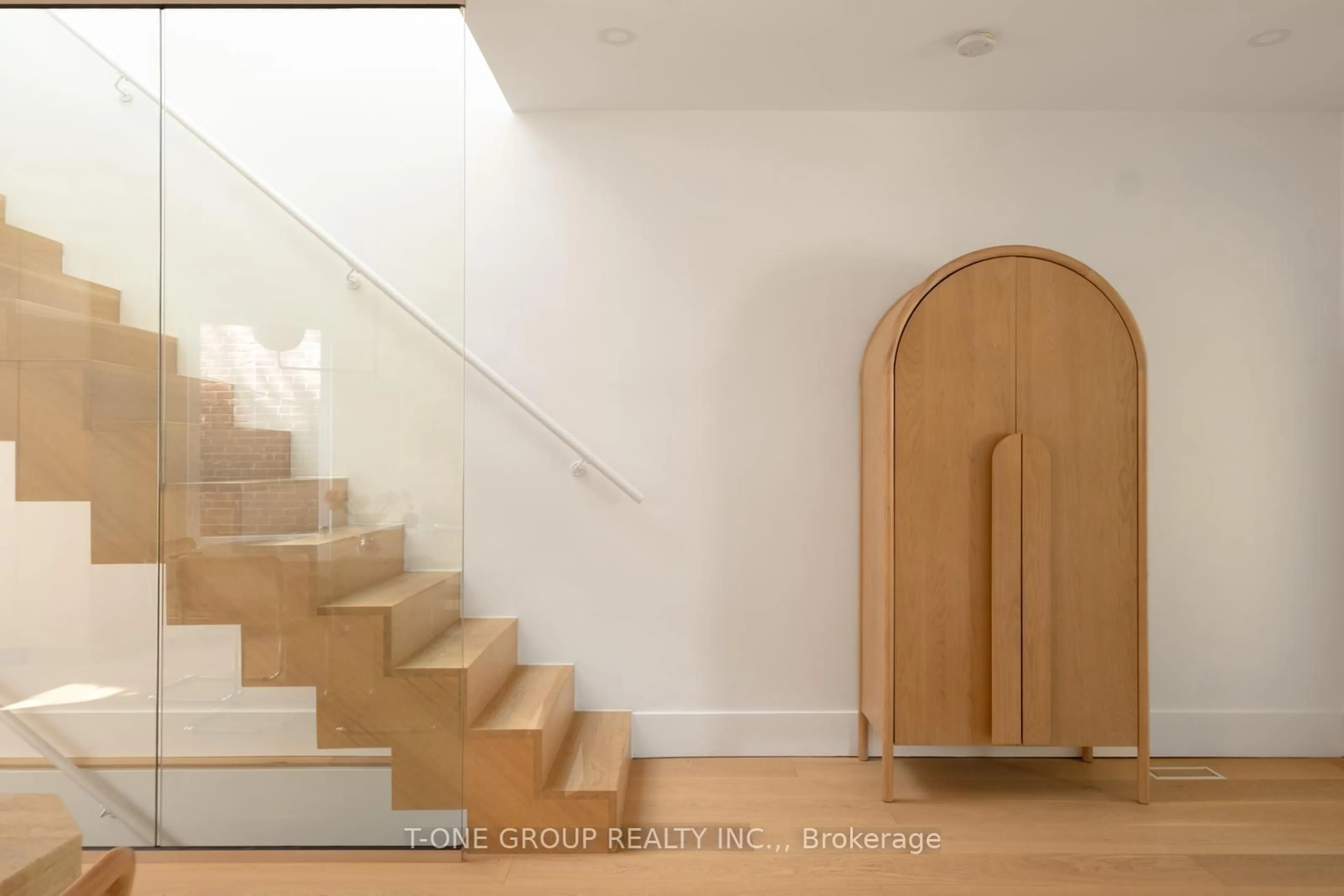 Unknown for 261 Margueretta St, Toronto Ontario M6H 3S4
