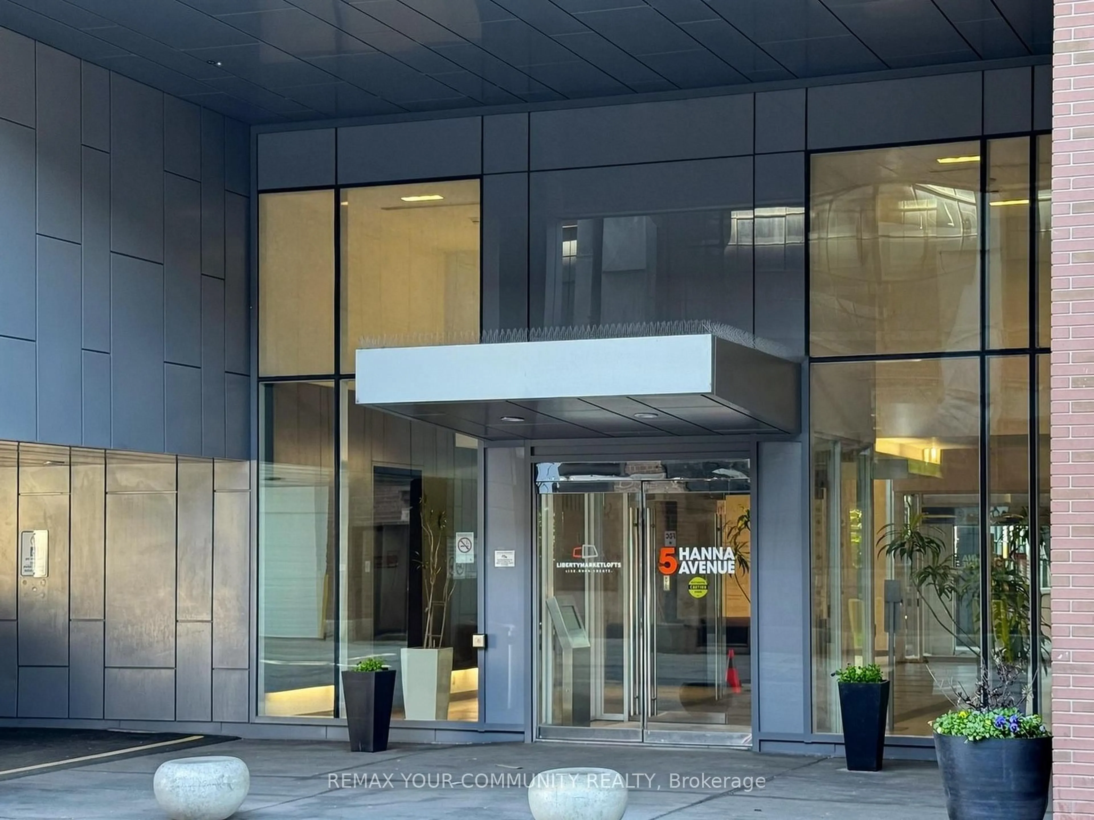 Indoor foyer for 5 Hanna Ave #718, Toronto Ontario M6K 0B3