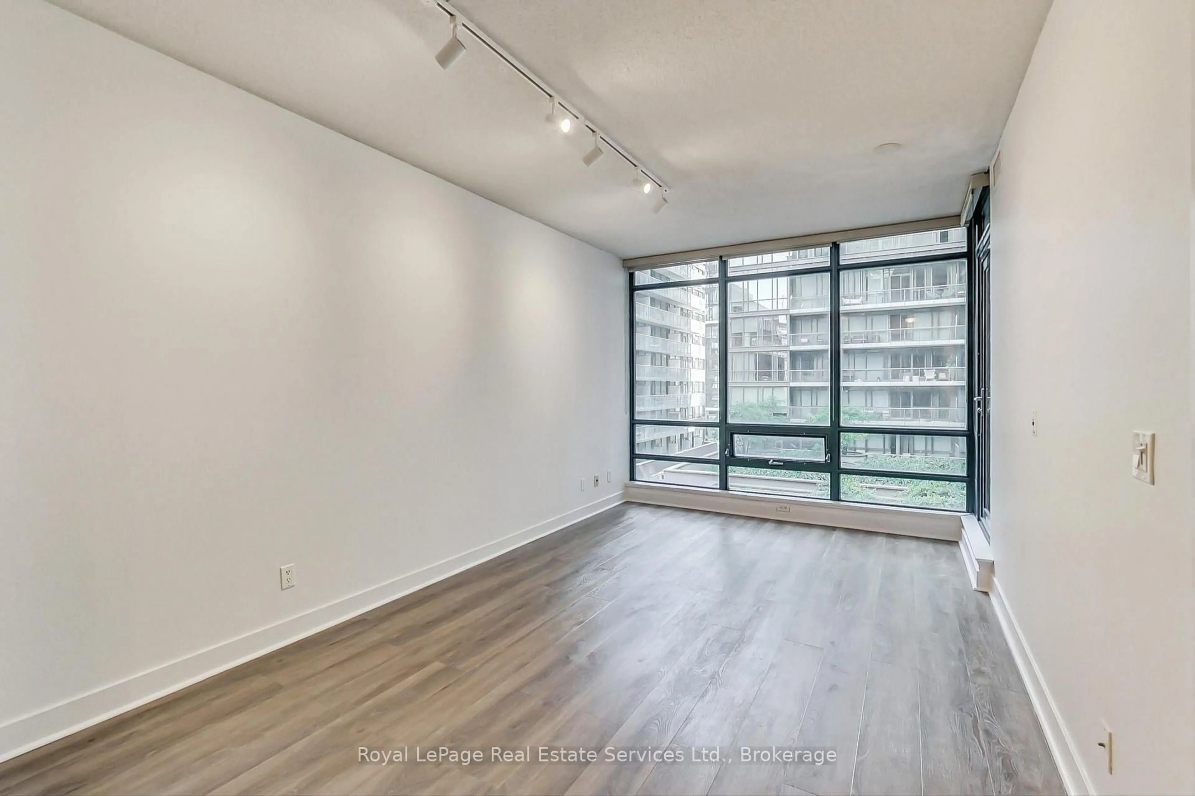 A pic of a room for 438 King St #402, Toronto Ontario M5V 3T9