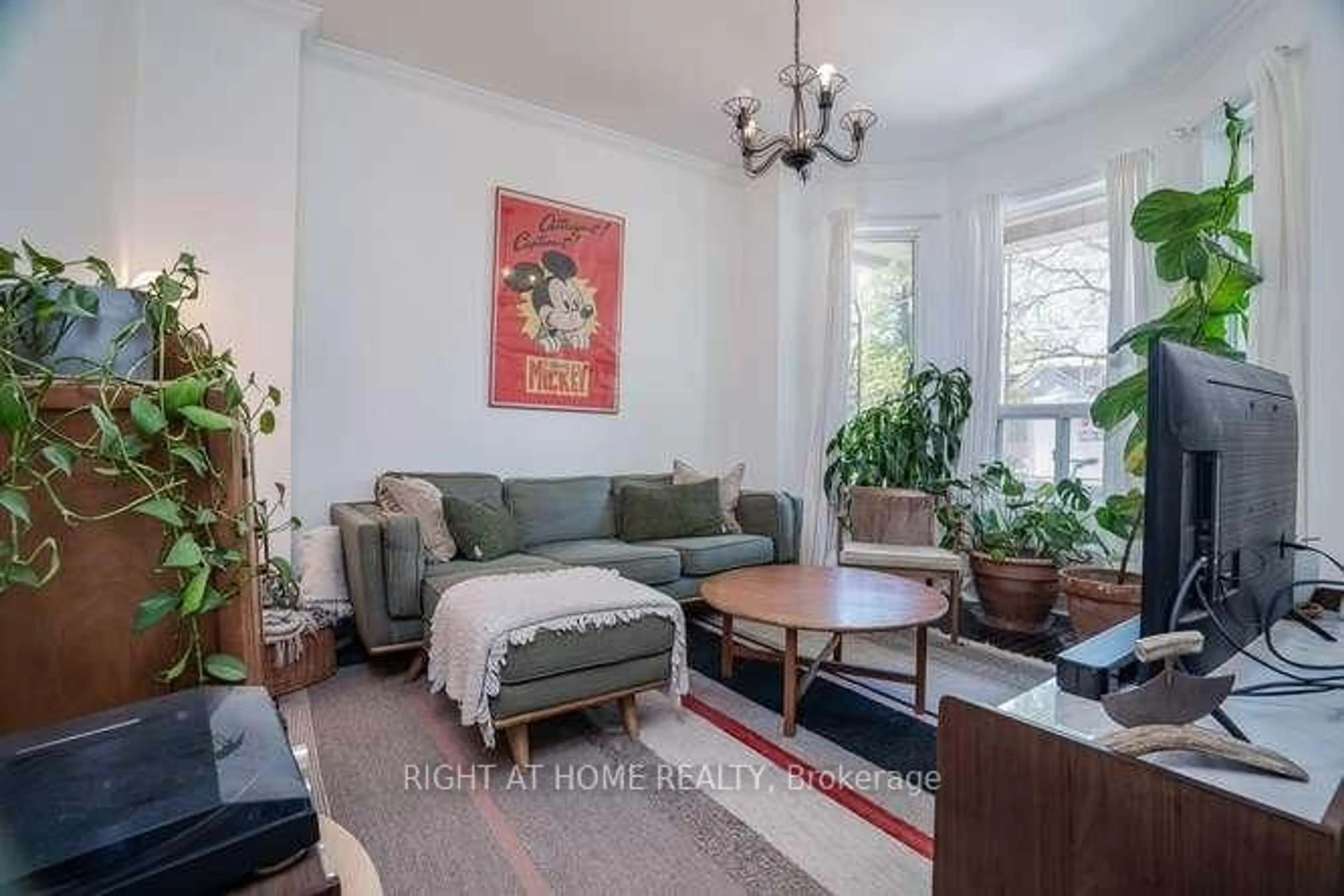 Living room with furniture, unknown for 41 Lakeview Ave, Toronto Ontario M6J 3B4