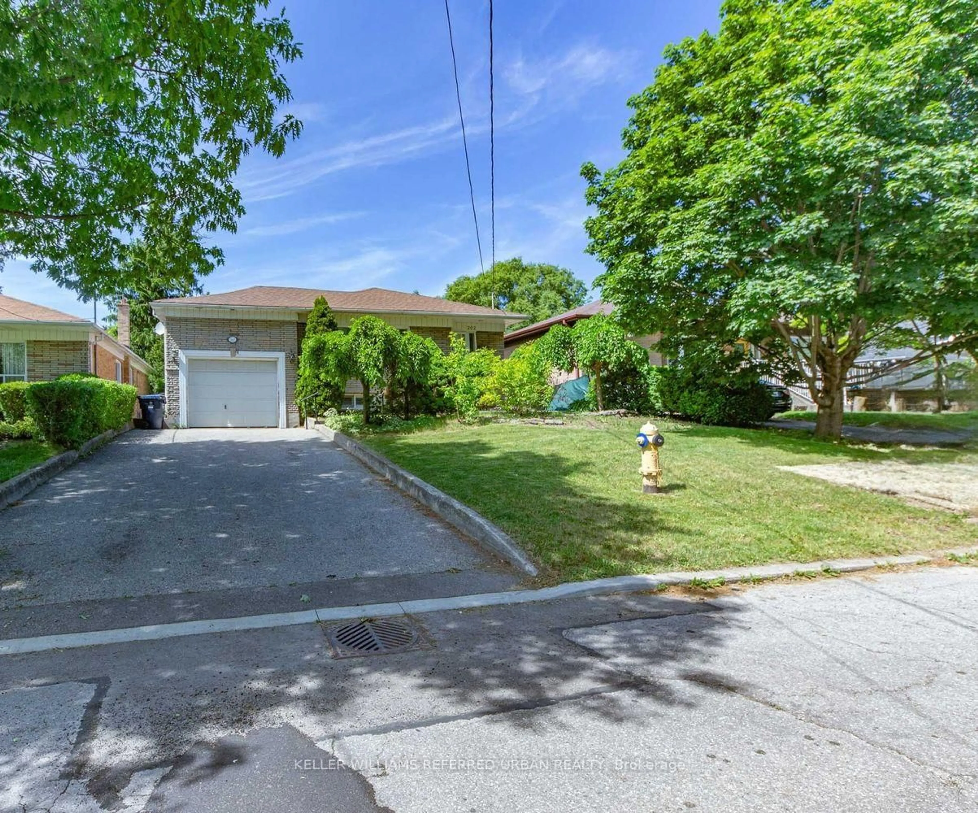 A pic from outside/outdoor area/front of a property/back of a property/a pic from drone, street for 202 Park Home Ave, Toronto Ontario M2R 1A2