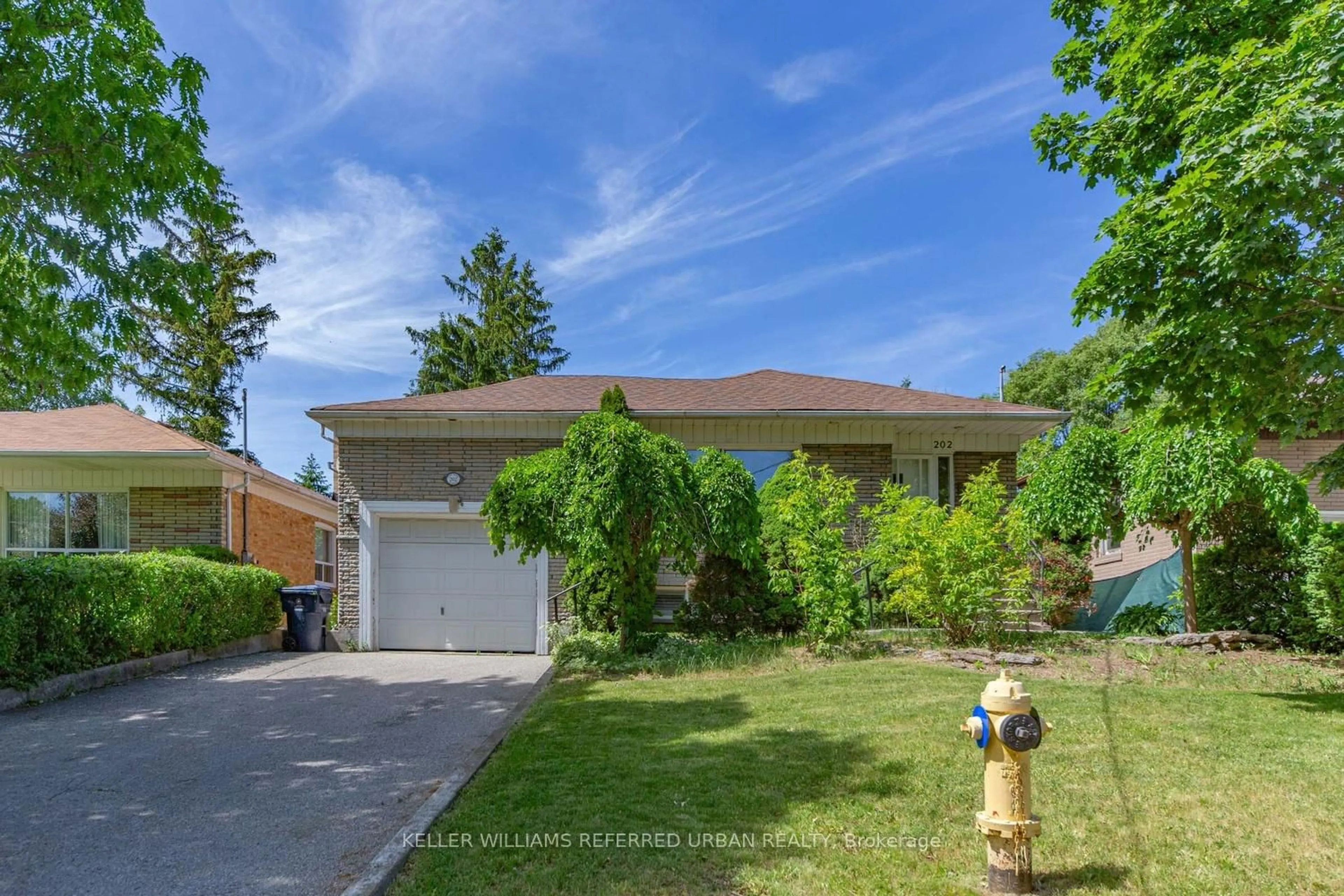 A pic from outside/outdoor area/front of a property/back of a property/a pic from drone, street for 202 Park Home Ave, Toronto Ontario M2R 1A2