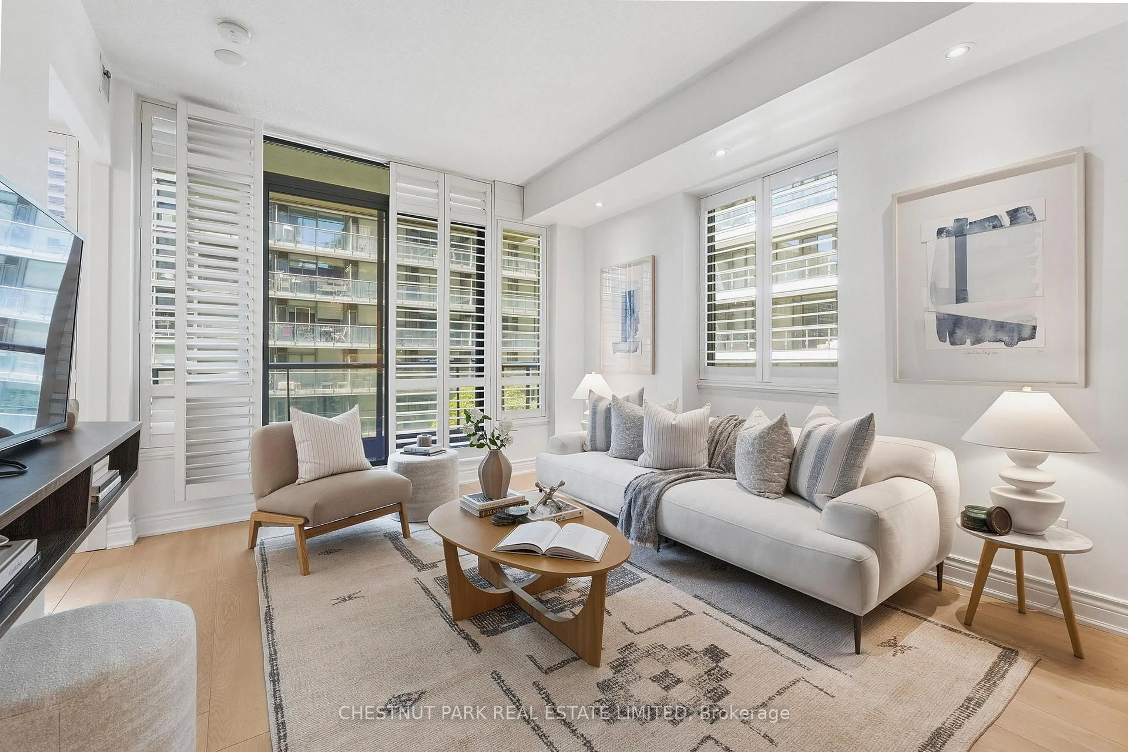 Living room with furniture, unknown for 438 King St #417, Toronto Ontario M5V 3T9