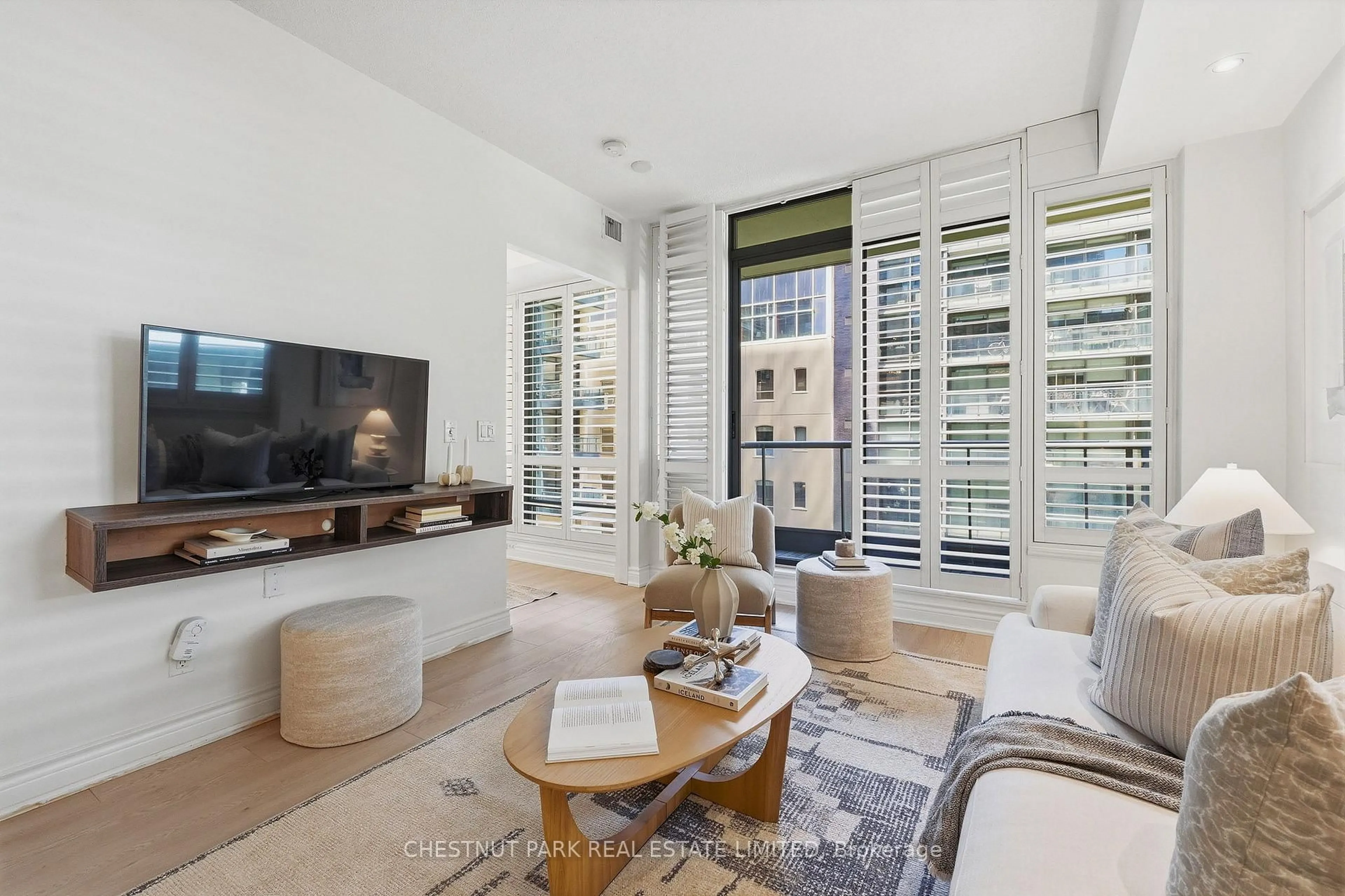 Living room with furniture, unknown for 438 King St #417, Toronto Ontario M5V 3T9
