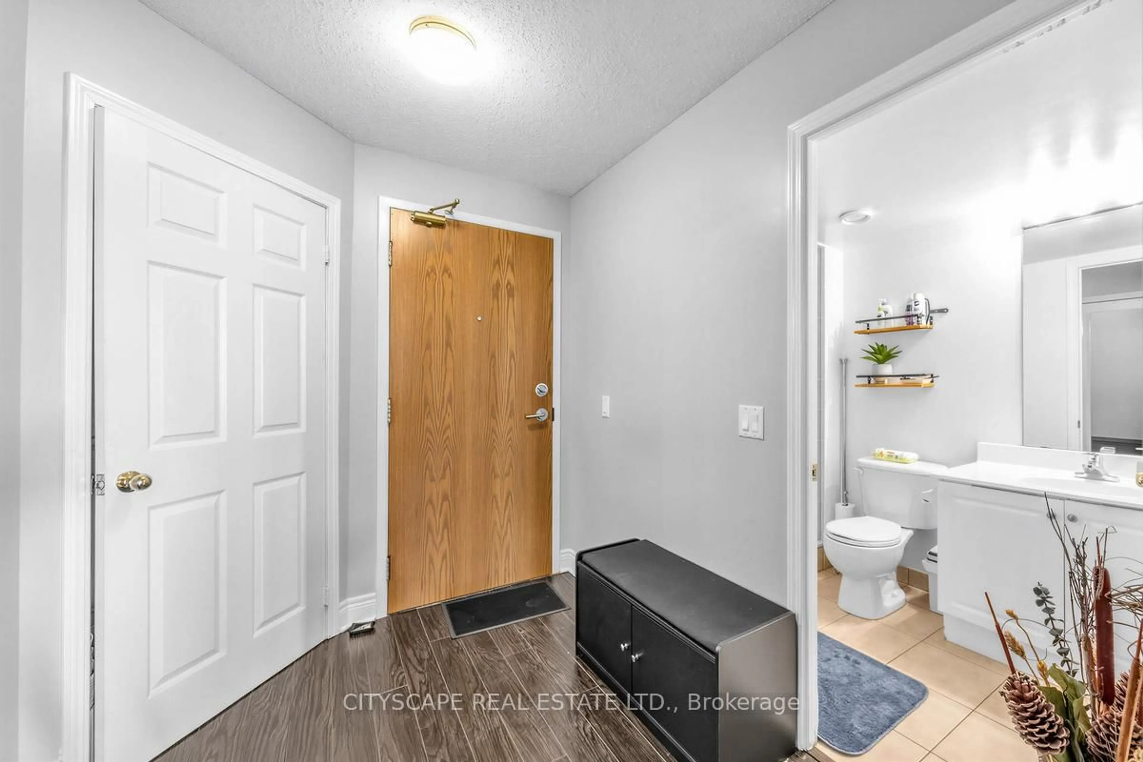 Indoor entryway for 1730 Eglinton Ave #511, Toronto Ontario M4A 2X9