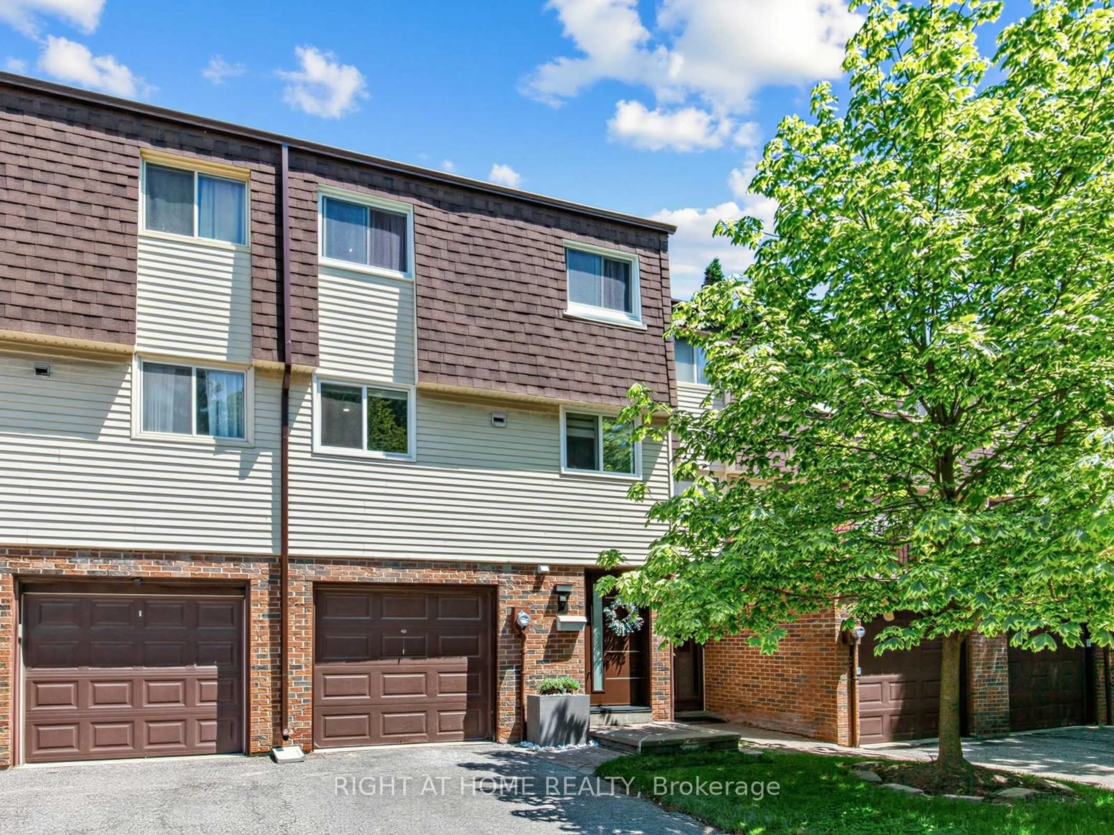 A pic from outside/outdoor area/front of a property/back of a property/a pic from drone, street for 100 Jenny Wrenway, Toronto Ontario M2H 2Z2