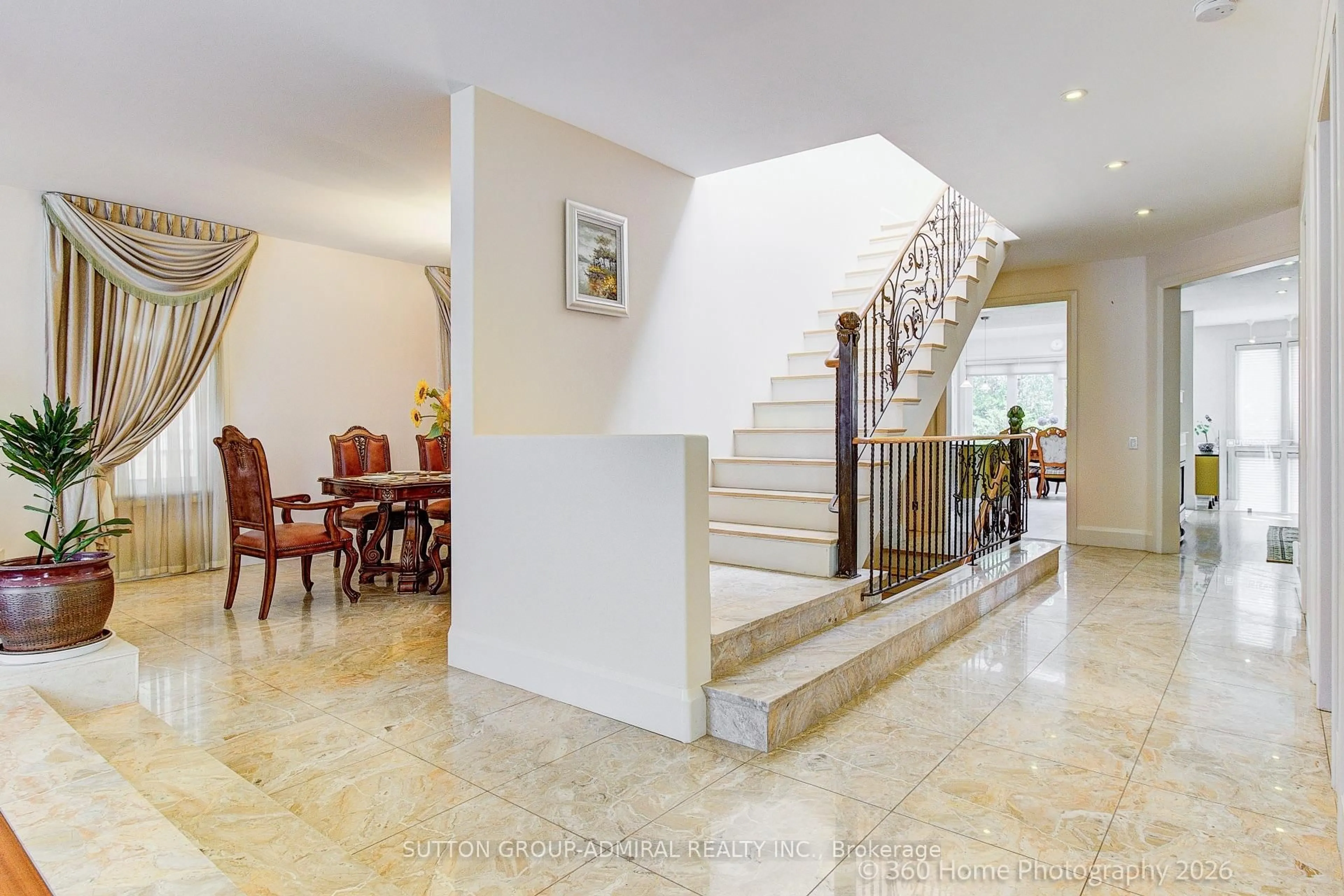 Indoor foyer for 215 Olive Ave, Toronto Ontario M2N 4P5