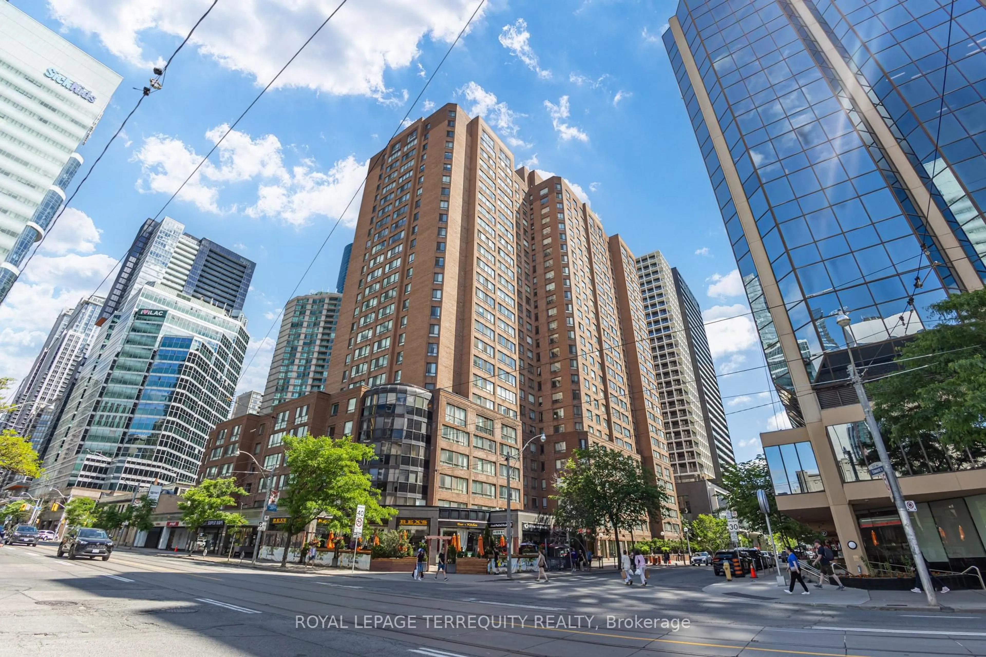 Unknown for 633 Bay St #2302, Toronto Ontario M5G 2G4