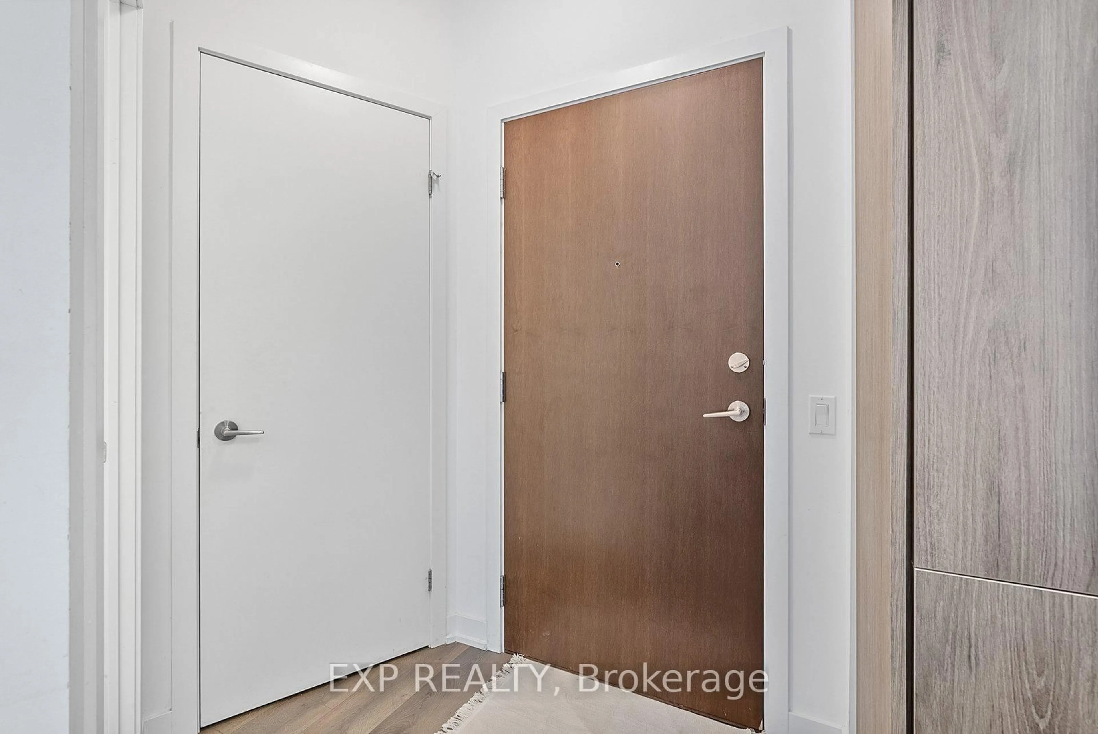 Indoor entryway for 38 Iannuzzi St #330, Toronto Ontario M5V 0E8