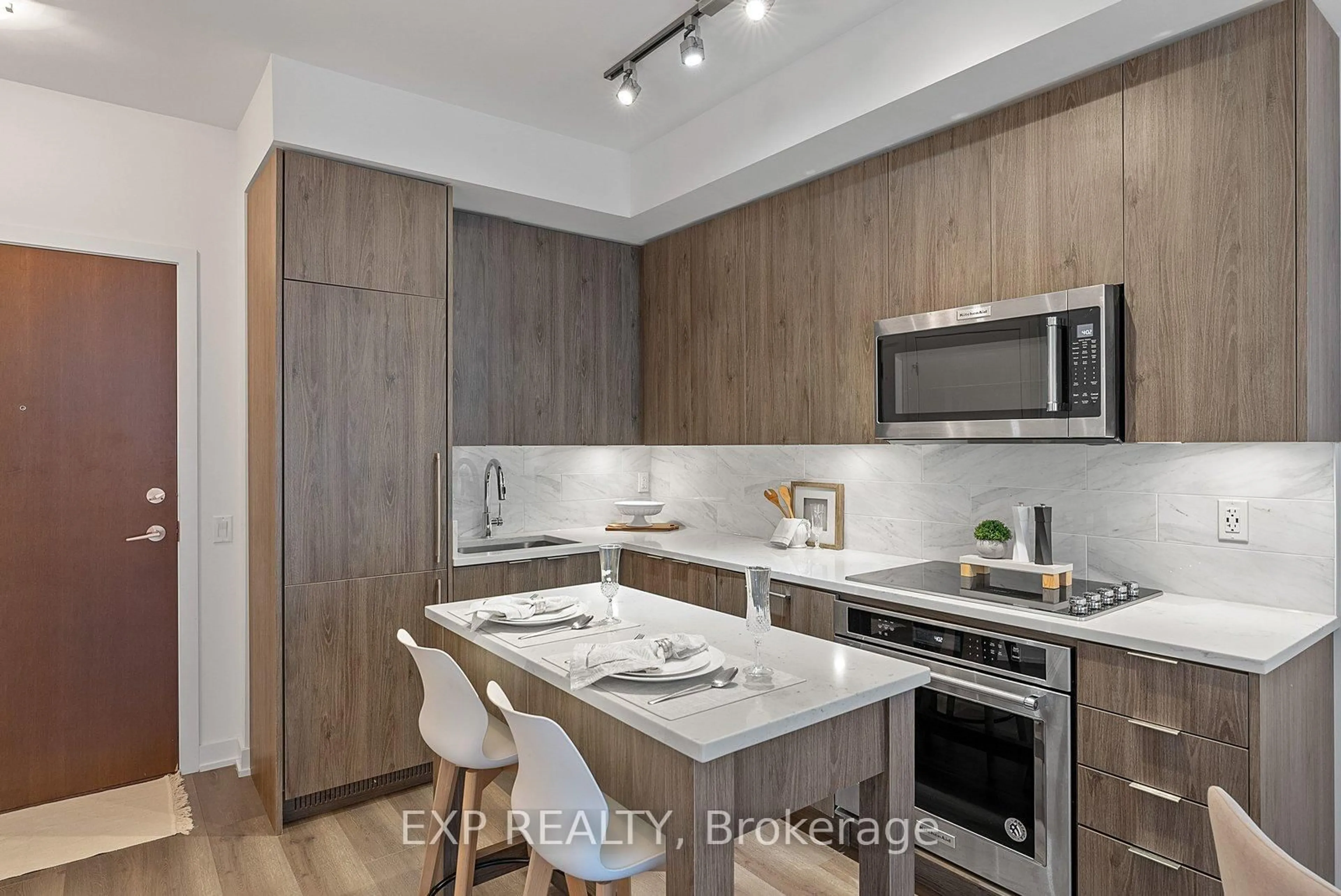 Unknown for 38 Iannuzzi St #330, Toronto Ontario M5V 0E8