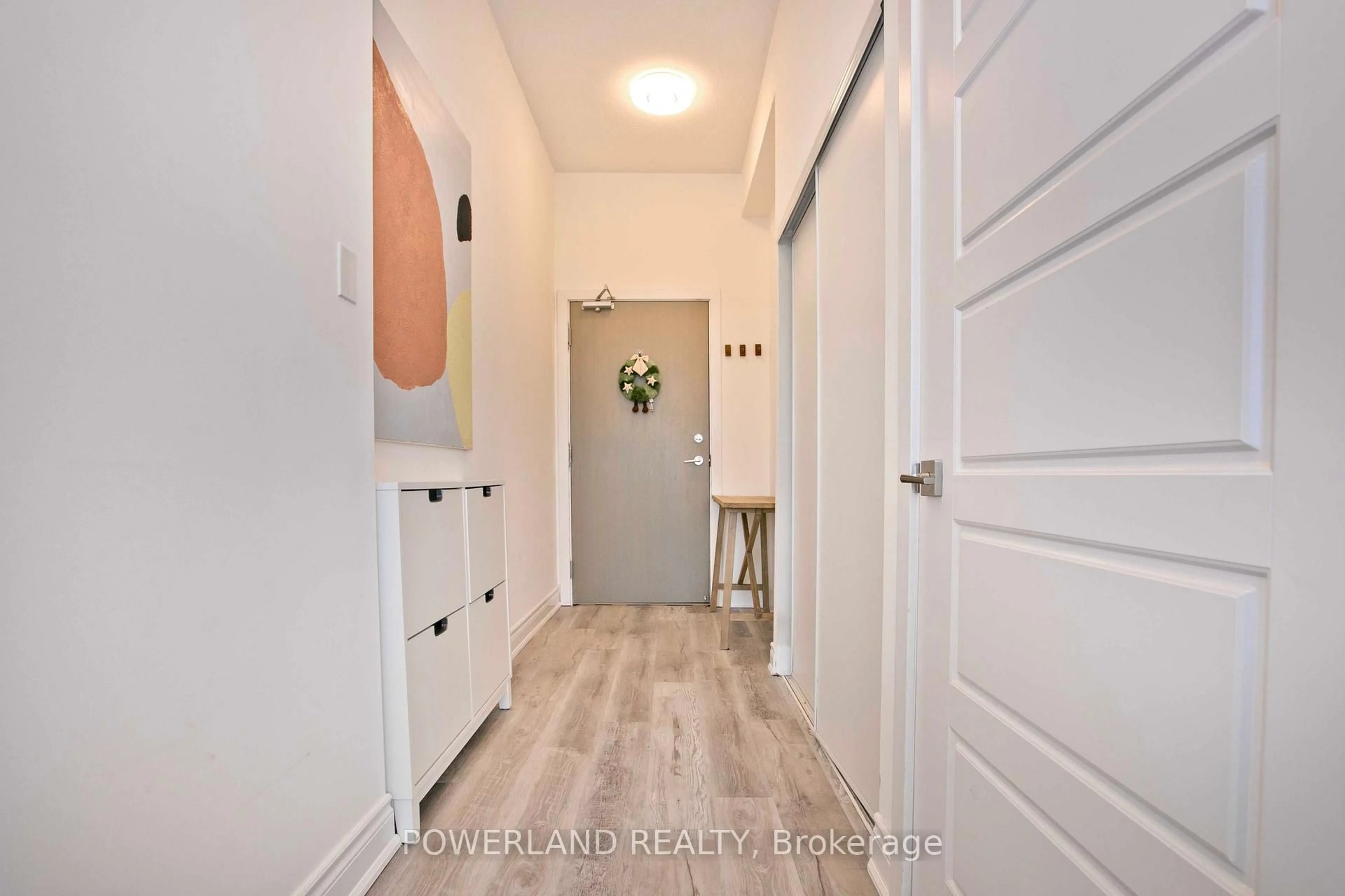 Indoor entryway for 7 kenaston Gdns #lph08, Toronto Ontario M2K 1G7